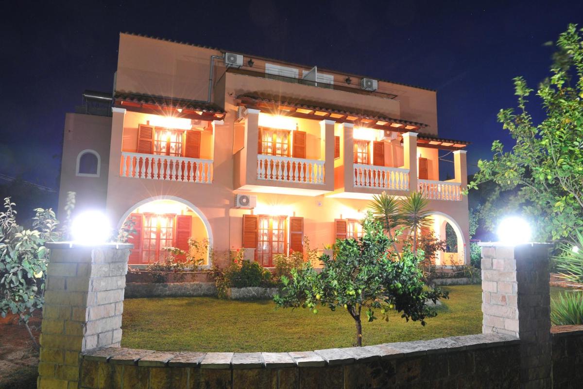 Triple Room with Terrace photo 1
