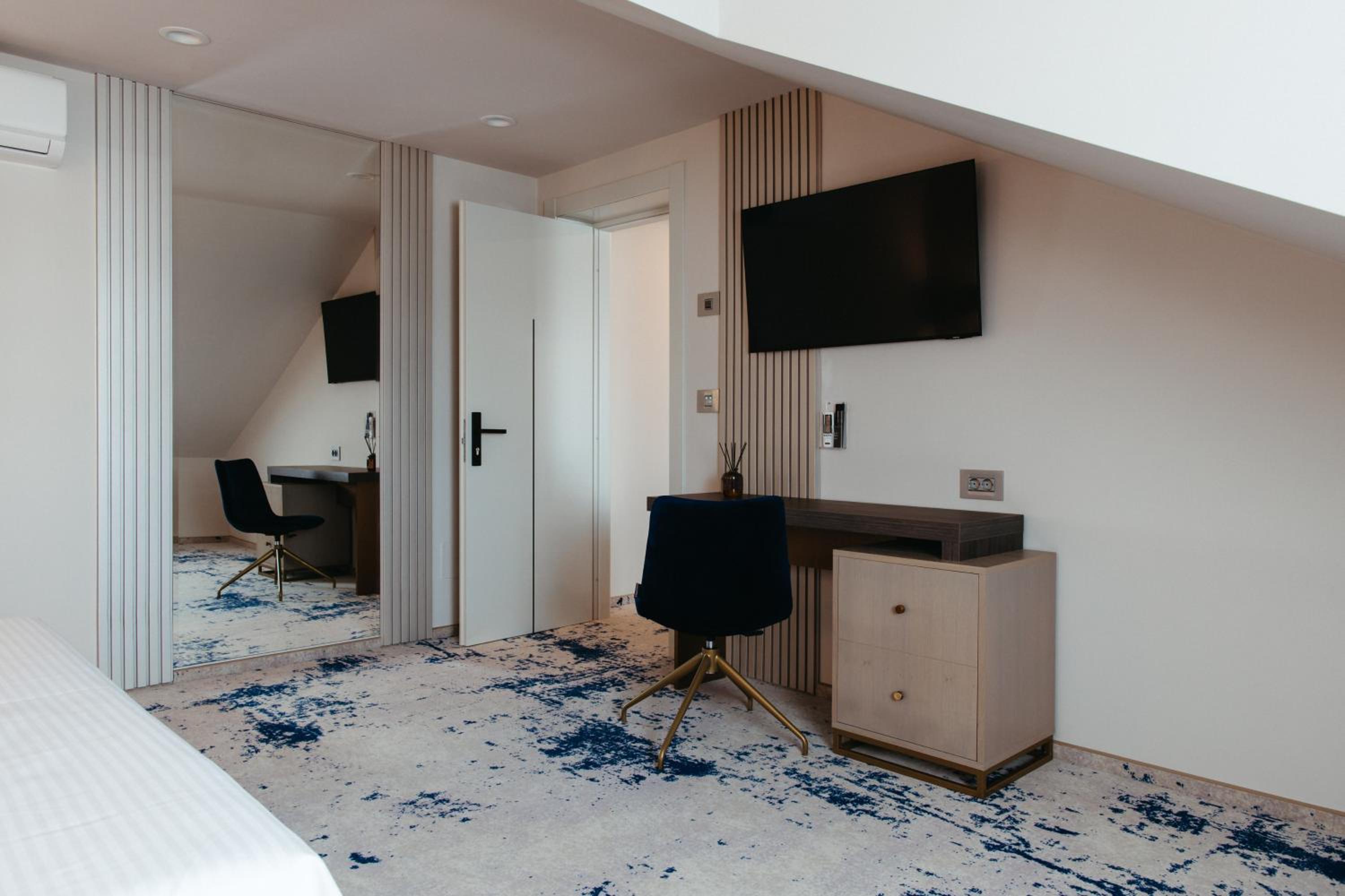 Suite - Photo 1