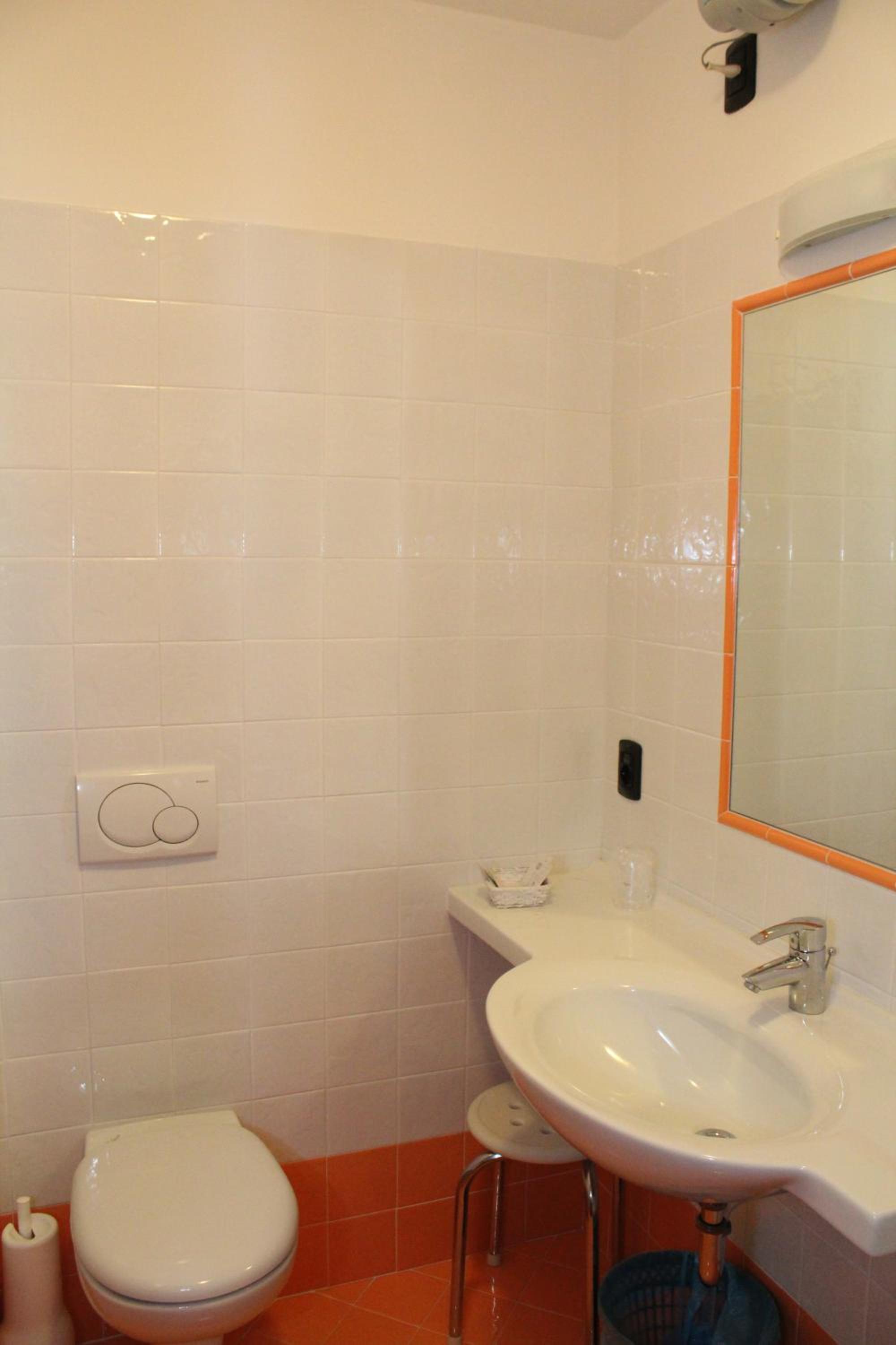 Double Room with Balcony - Photo 3
