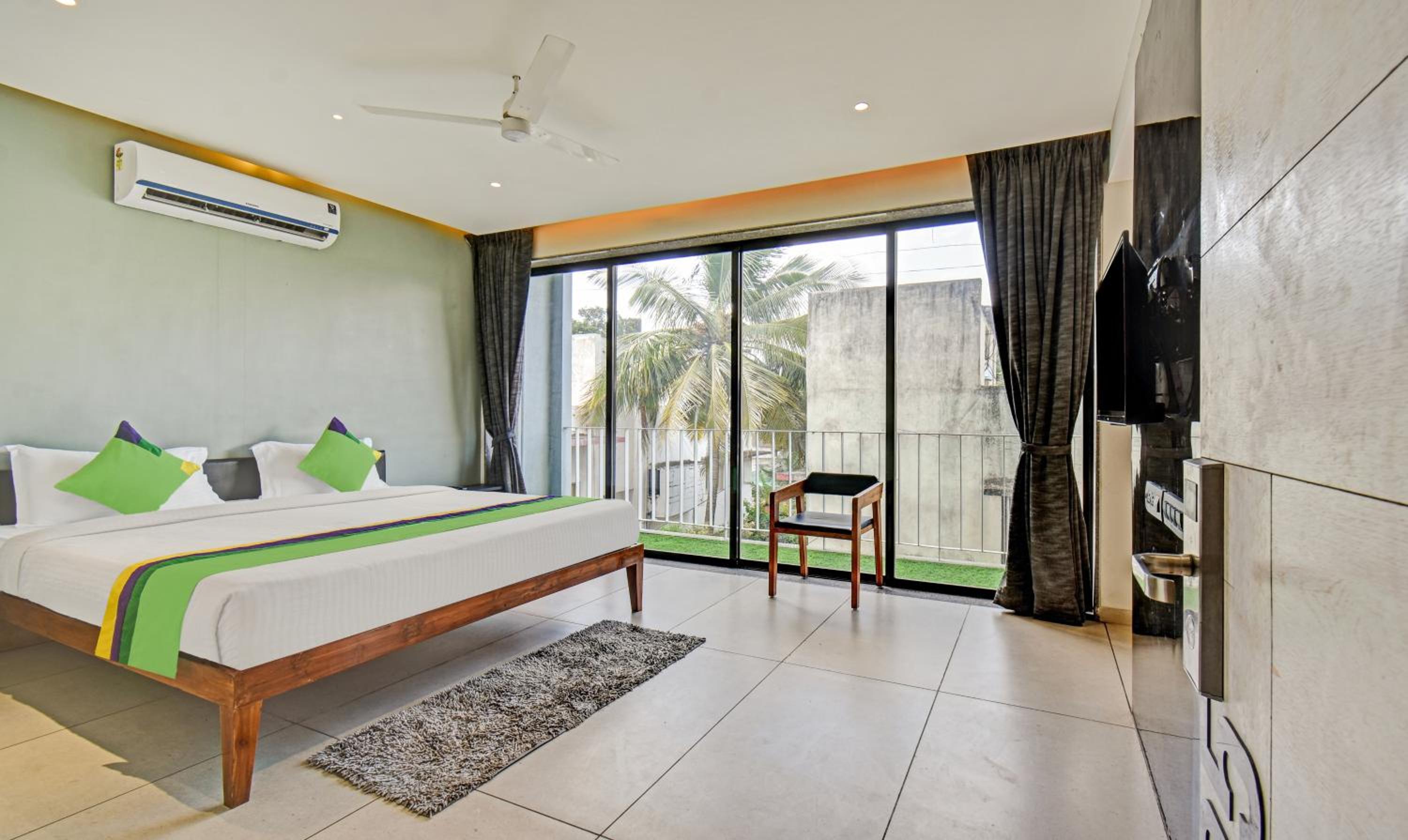 Deluxe Family Room
