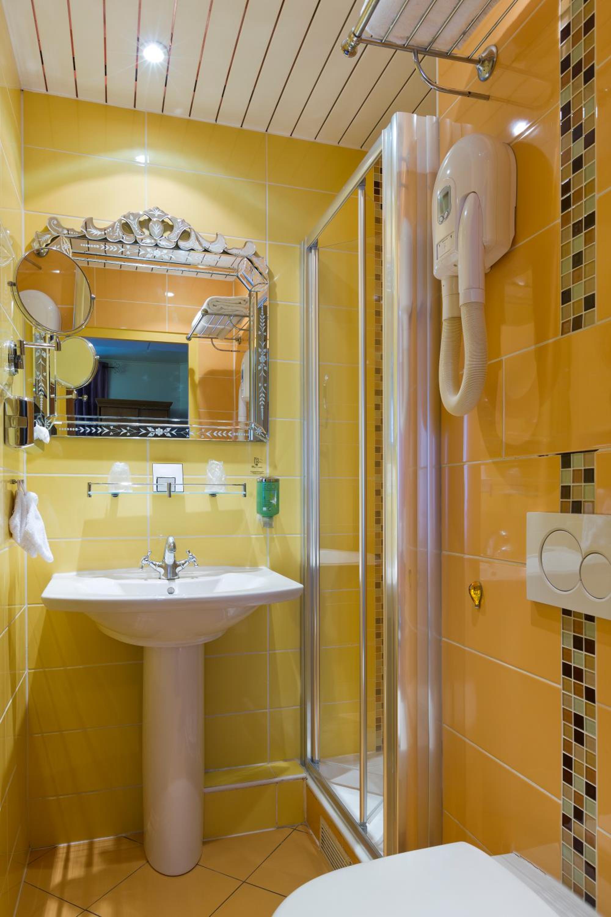 Classic Double Room with Double Bed - Non-Smoking photo 2