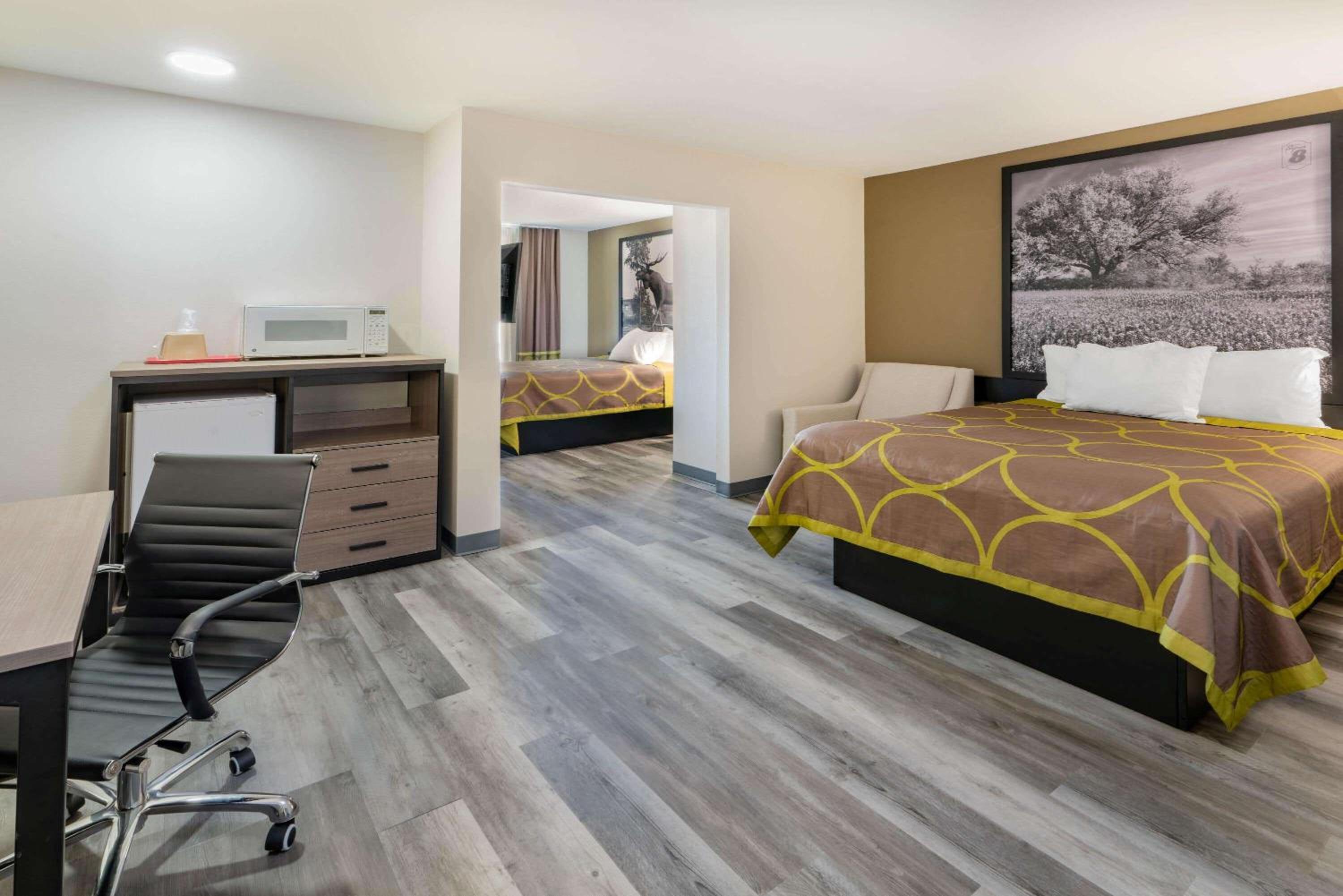 Queen Room with Two Queen Beds and Roll-In Shower - Mobility Accessible/Non-Smoking - Photo 2