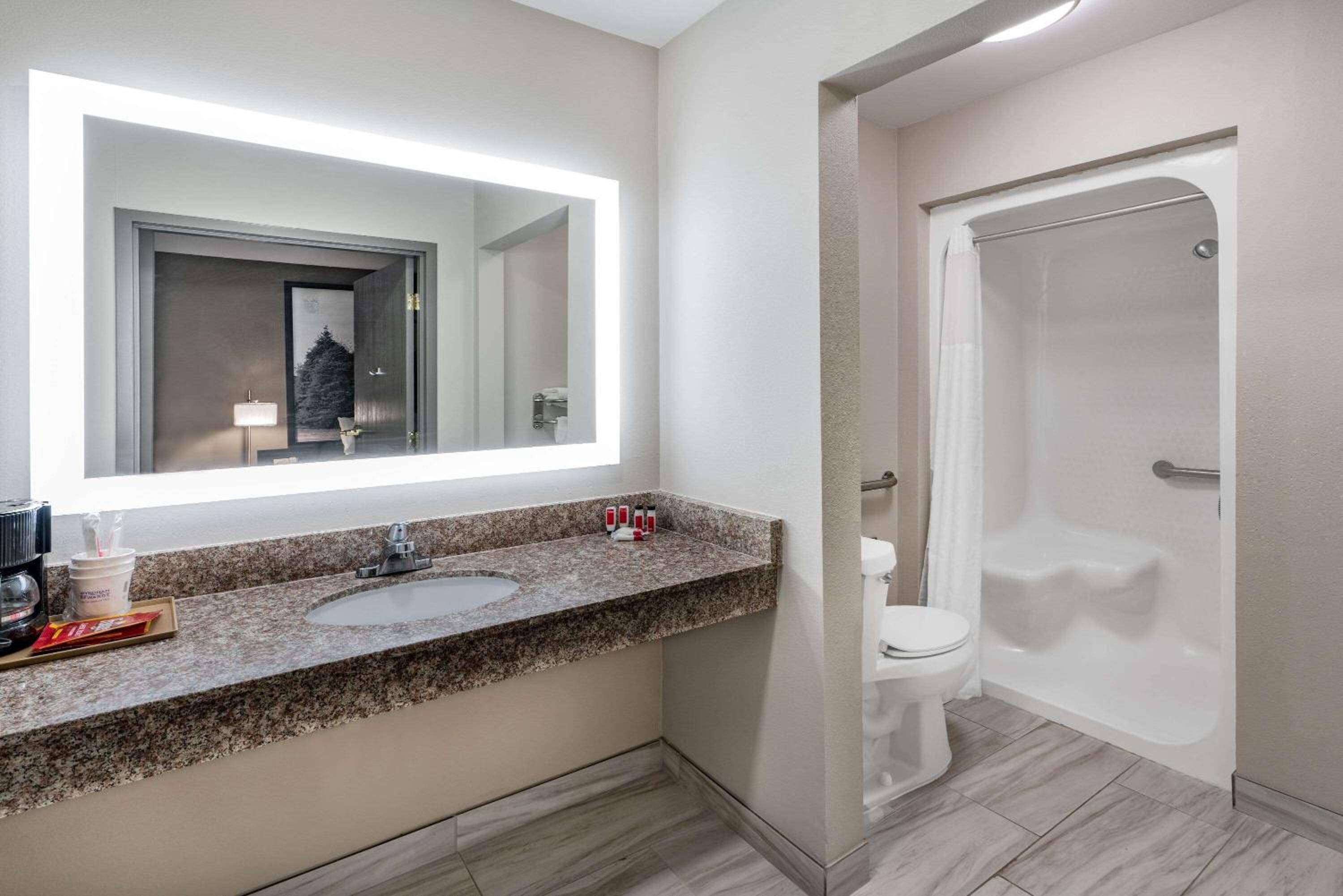 Queen Room with Two Queen Beds and Roll-In Shower - Mobility Accessible/Non-Smoking - Photo 3