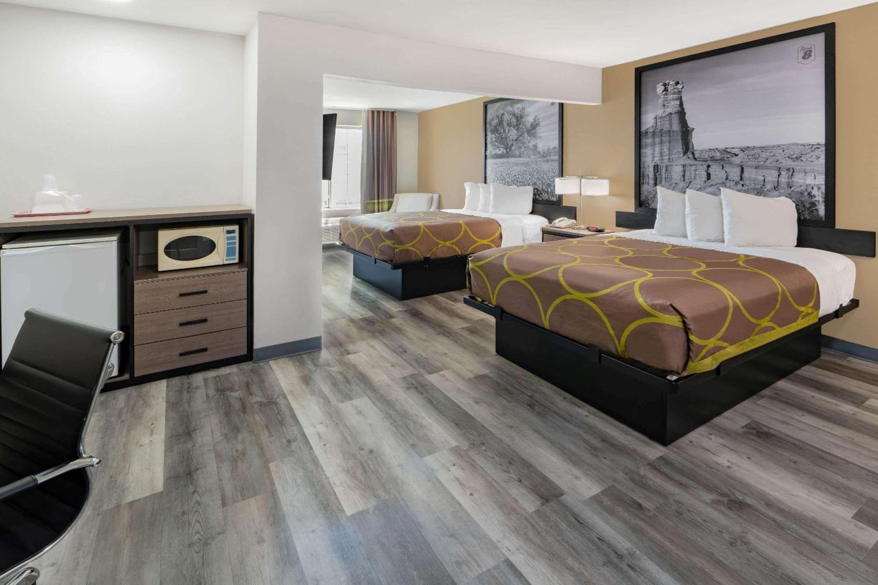 Queen Room with Two Queen Beds and Roll-In Shower - Mobility Accessible/Non-Smoking - Photo 5