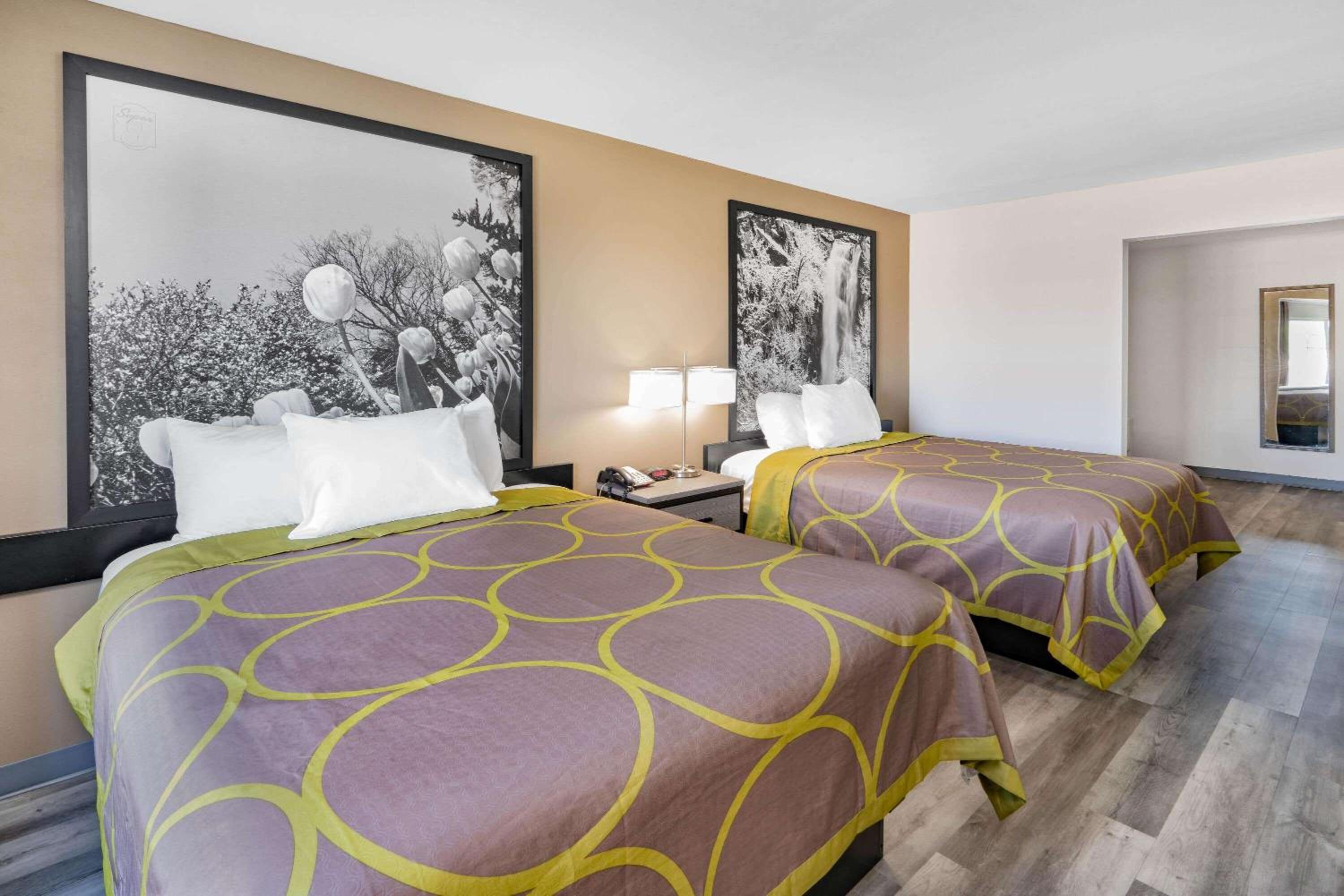 Queen Room with Two Queen Beds - Non-Smoking - Photo 3