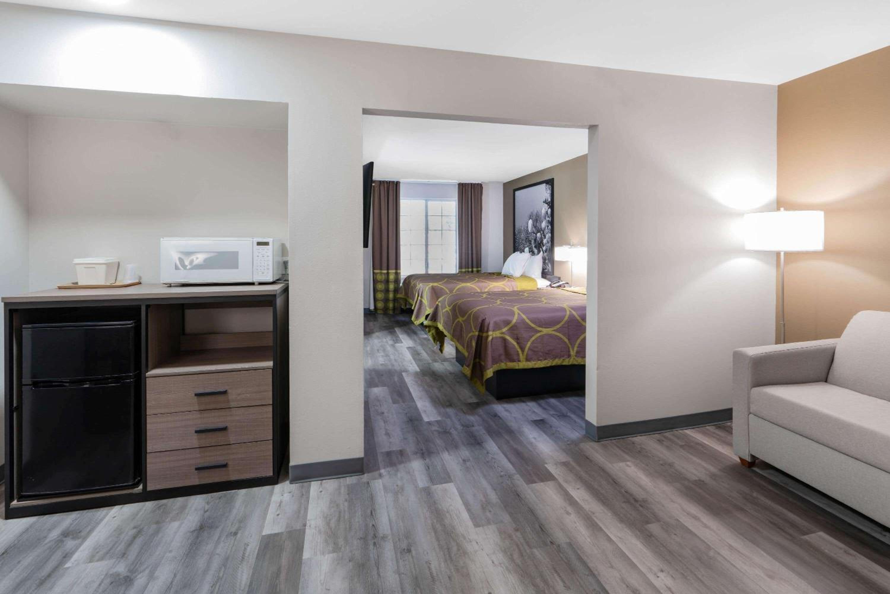 Queen Room with Two Queen Beds - Non-Smoking - Photo 4