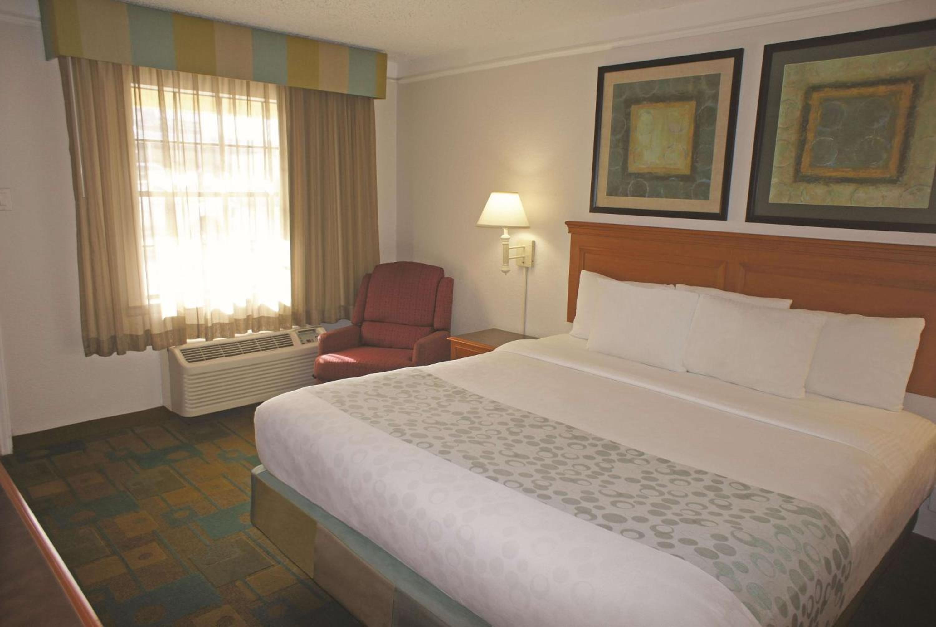 Deluxe King Room - Photo 2
