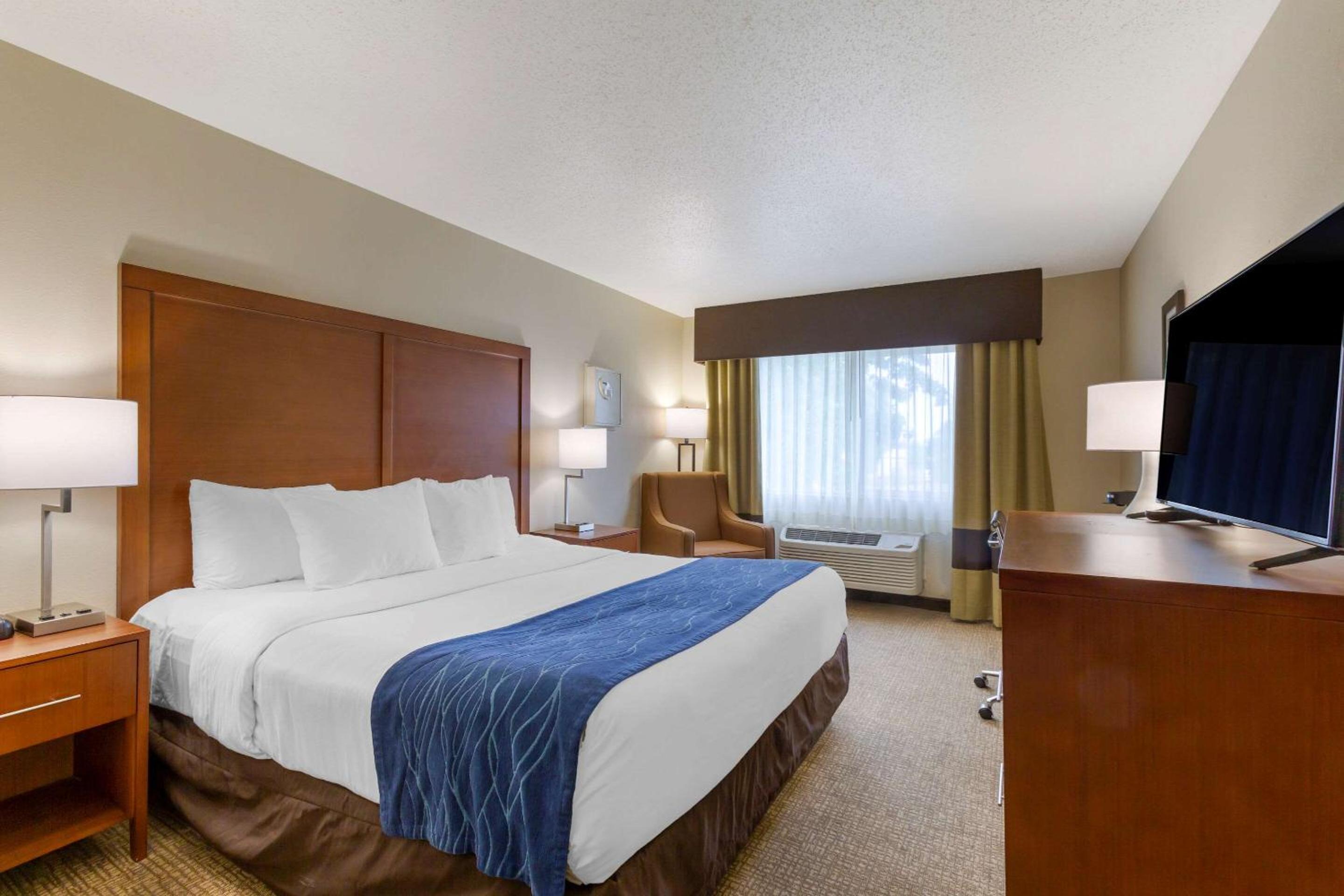 King Room - Non-Smoking - Photo 2