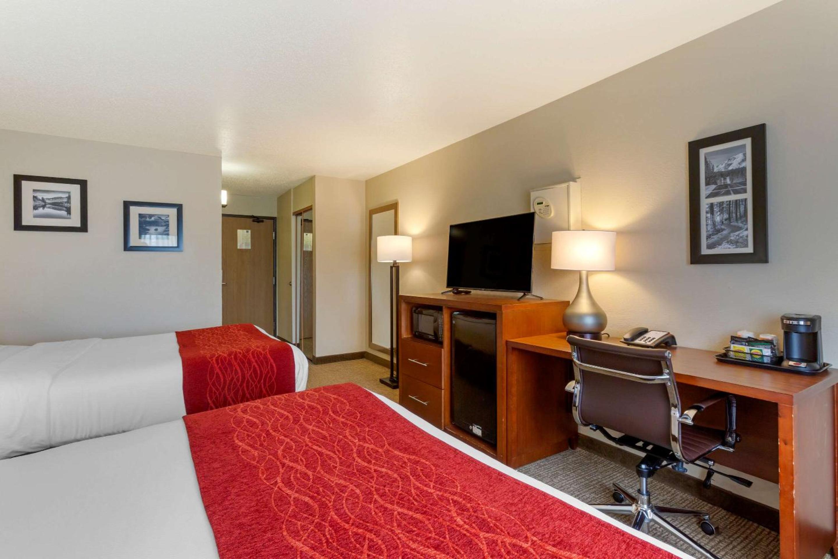 Queen Room with Two Queen Beds - Non-Smoking - Photo 6