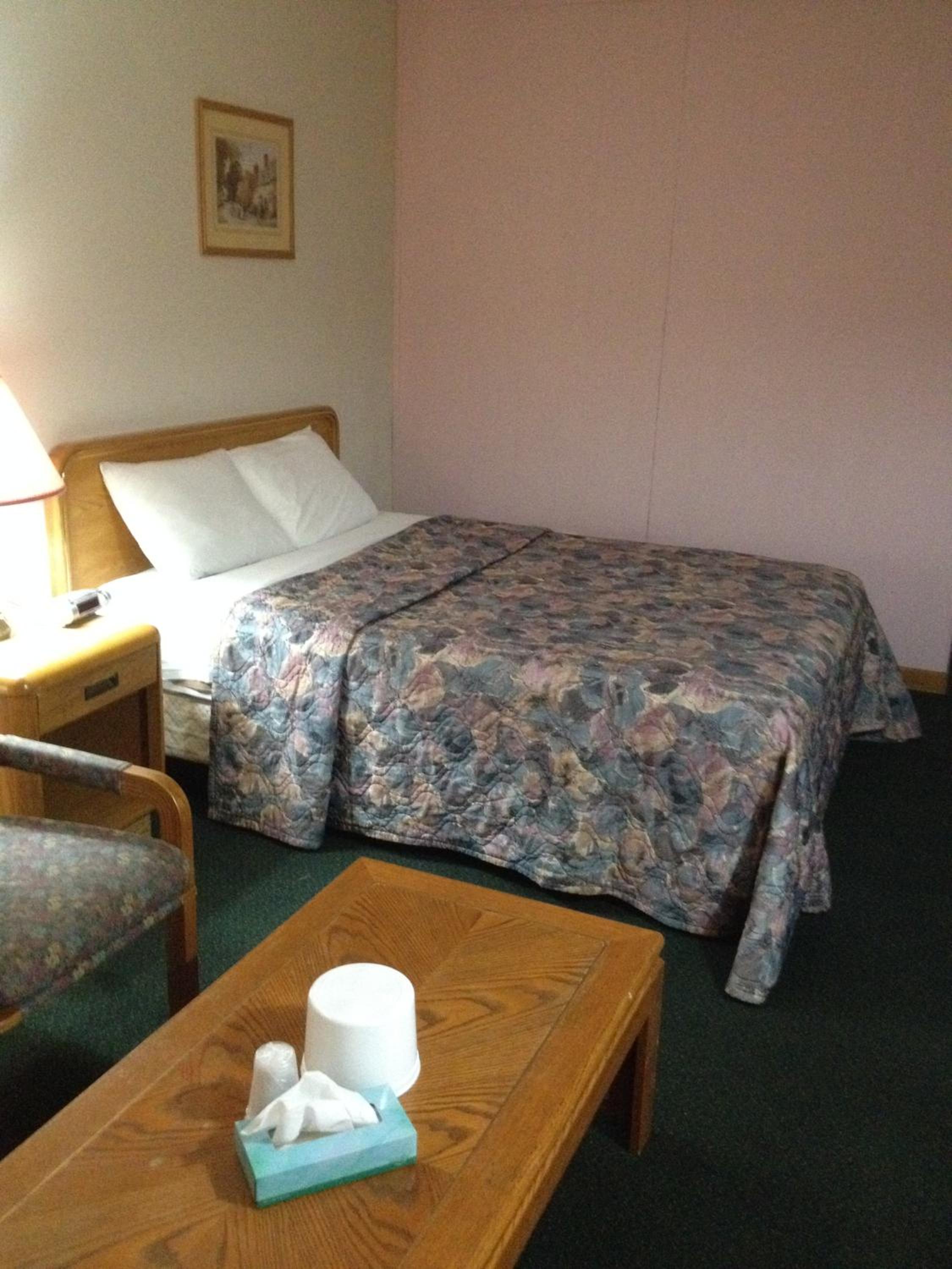 Queen Room photo 2