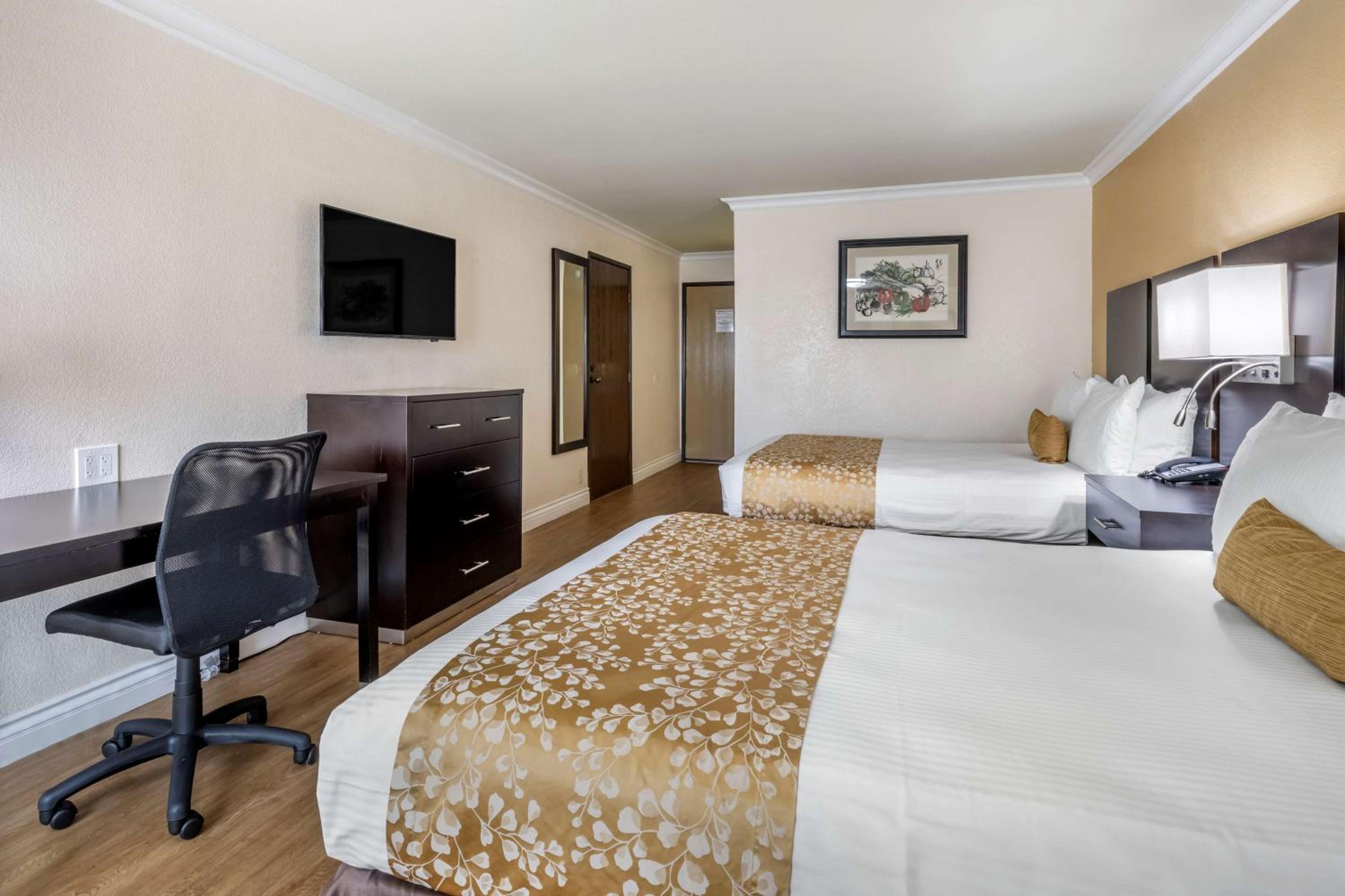 Queen Room with Two Queen Beds - Non-Smoking - Photo 2