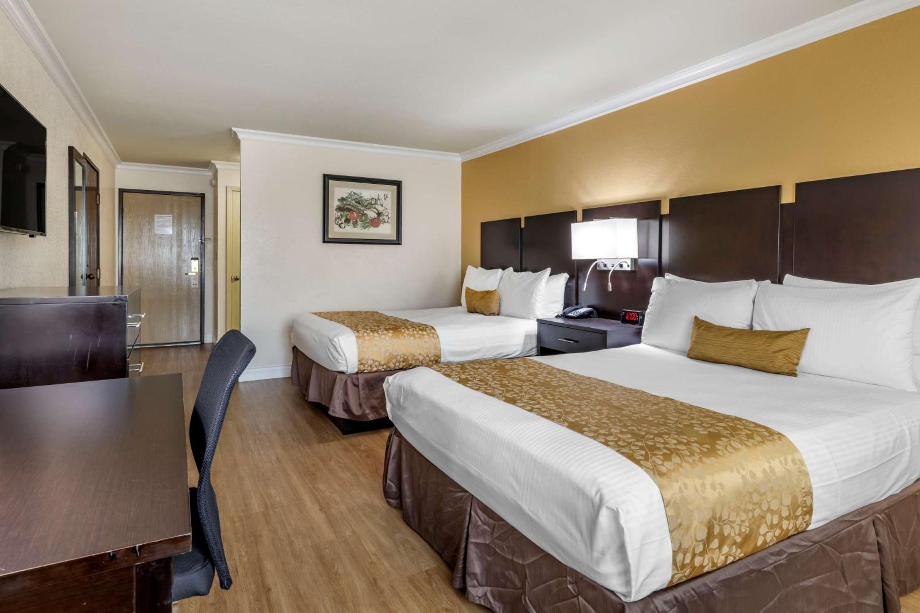 Queen Room with Two Queen Beds - Non-Smoking - Photo 4