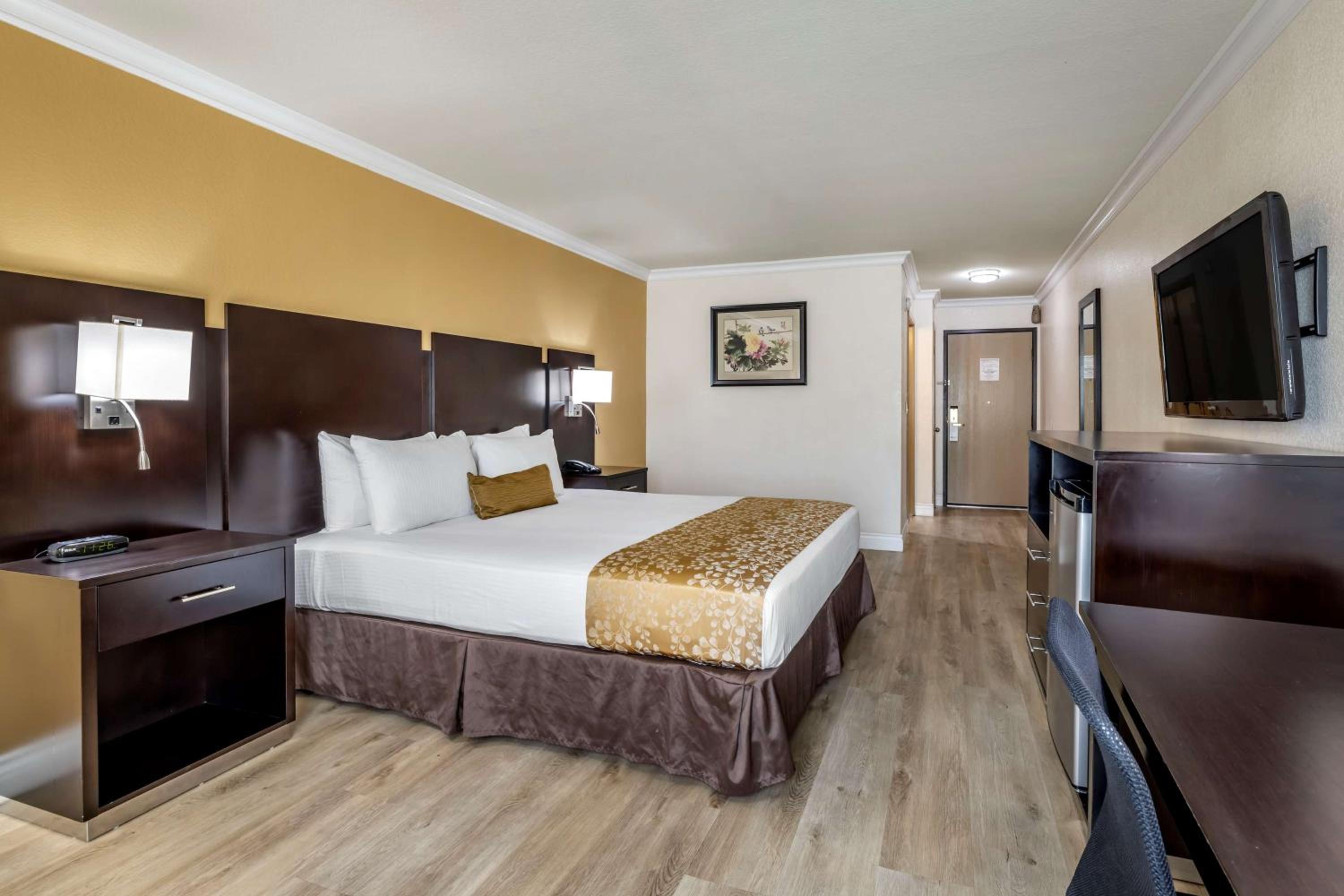 King Room with Bath Tub - Disability Access/Non-Smoking  - Photo 4