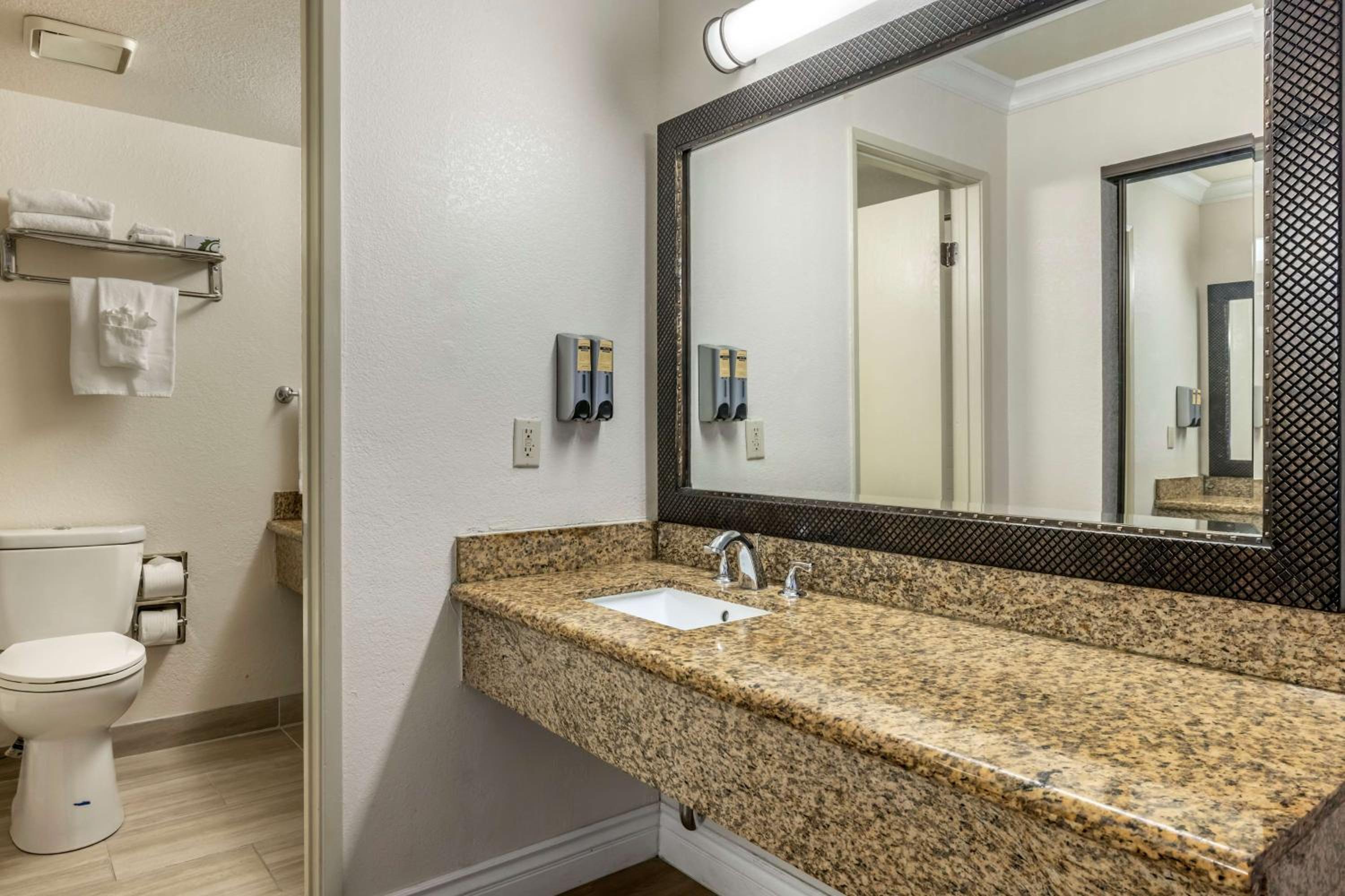King Suite - Photo 5