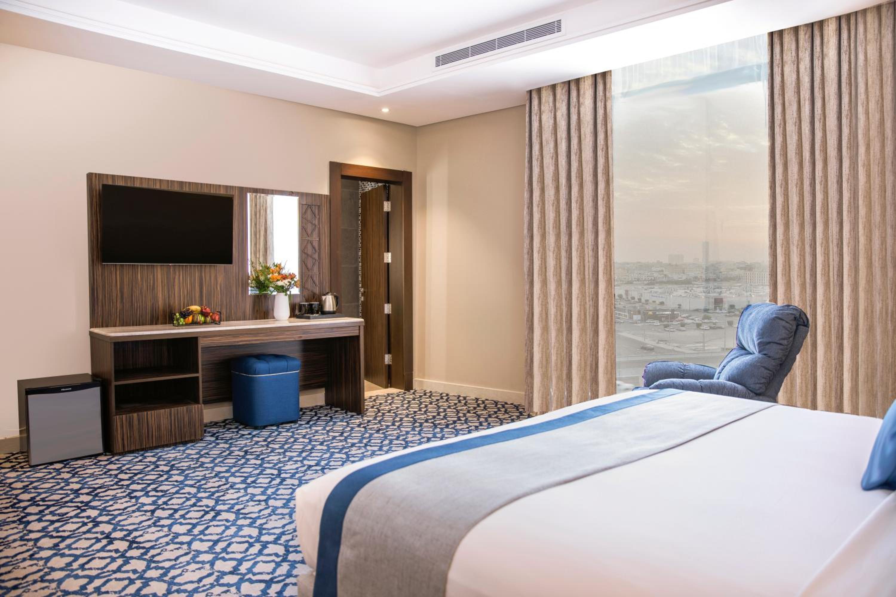 Deluxe King Room - Photo 3