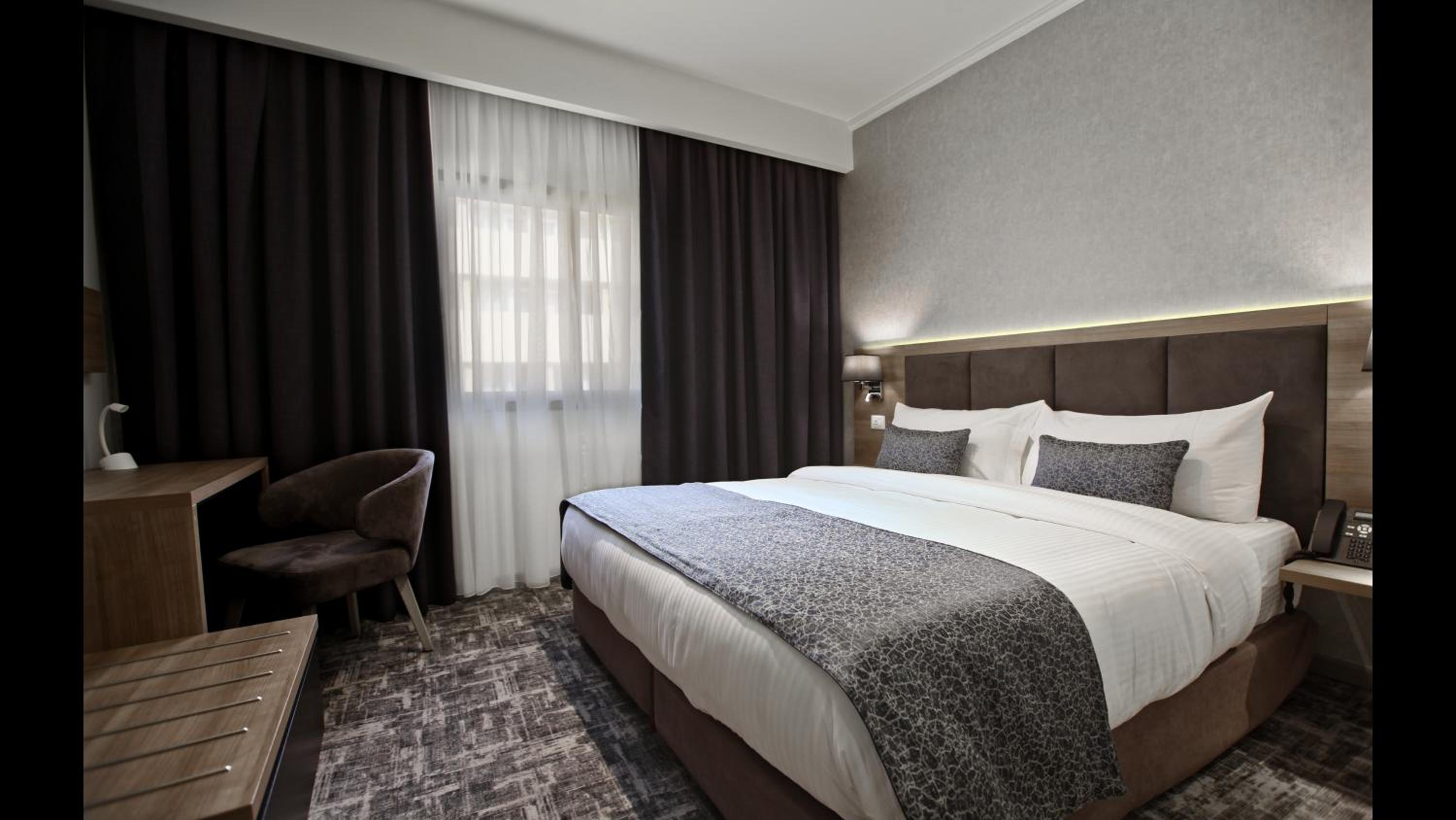 Standard King Room photo 3