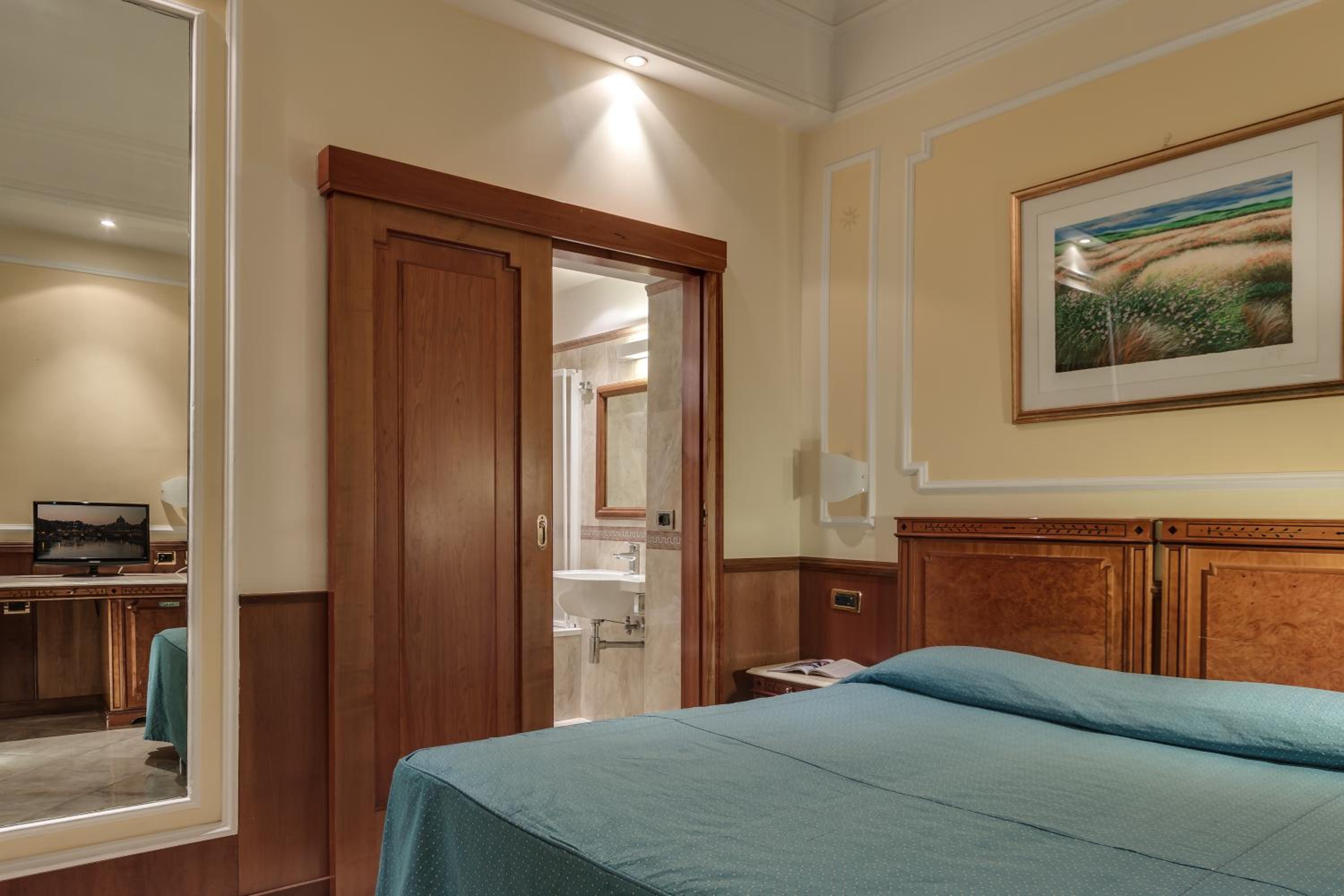 Double or Twin Room photo 3