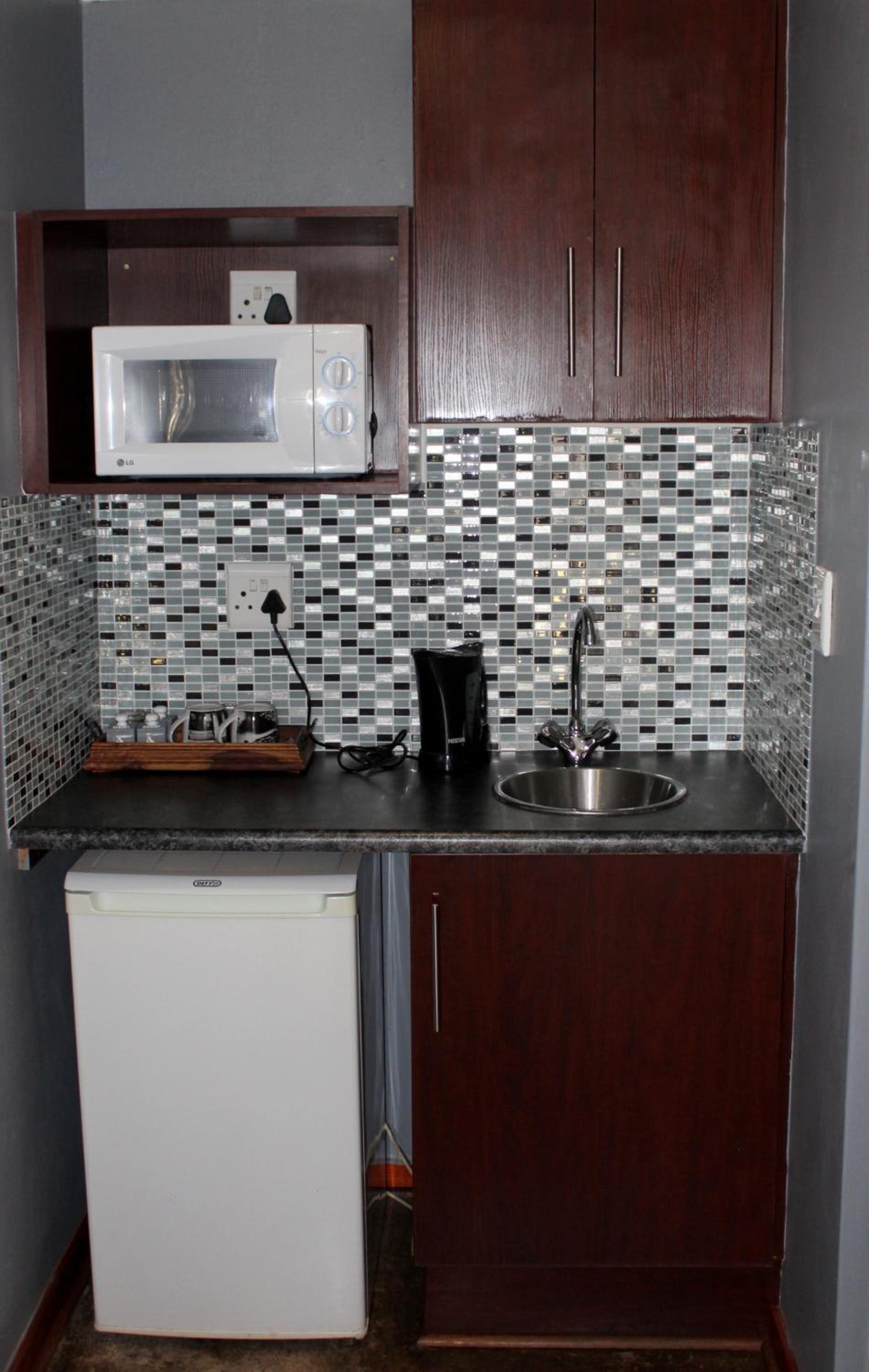 Basic King Room photo 3