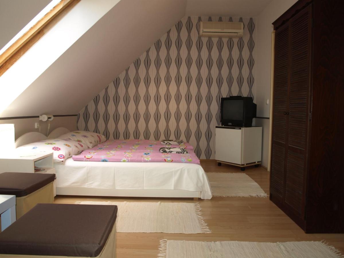 Family Room - Photo 2