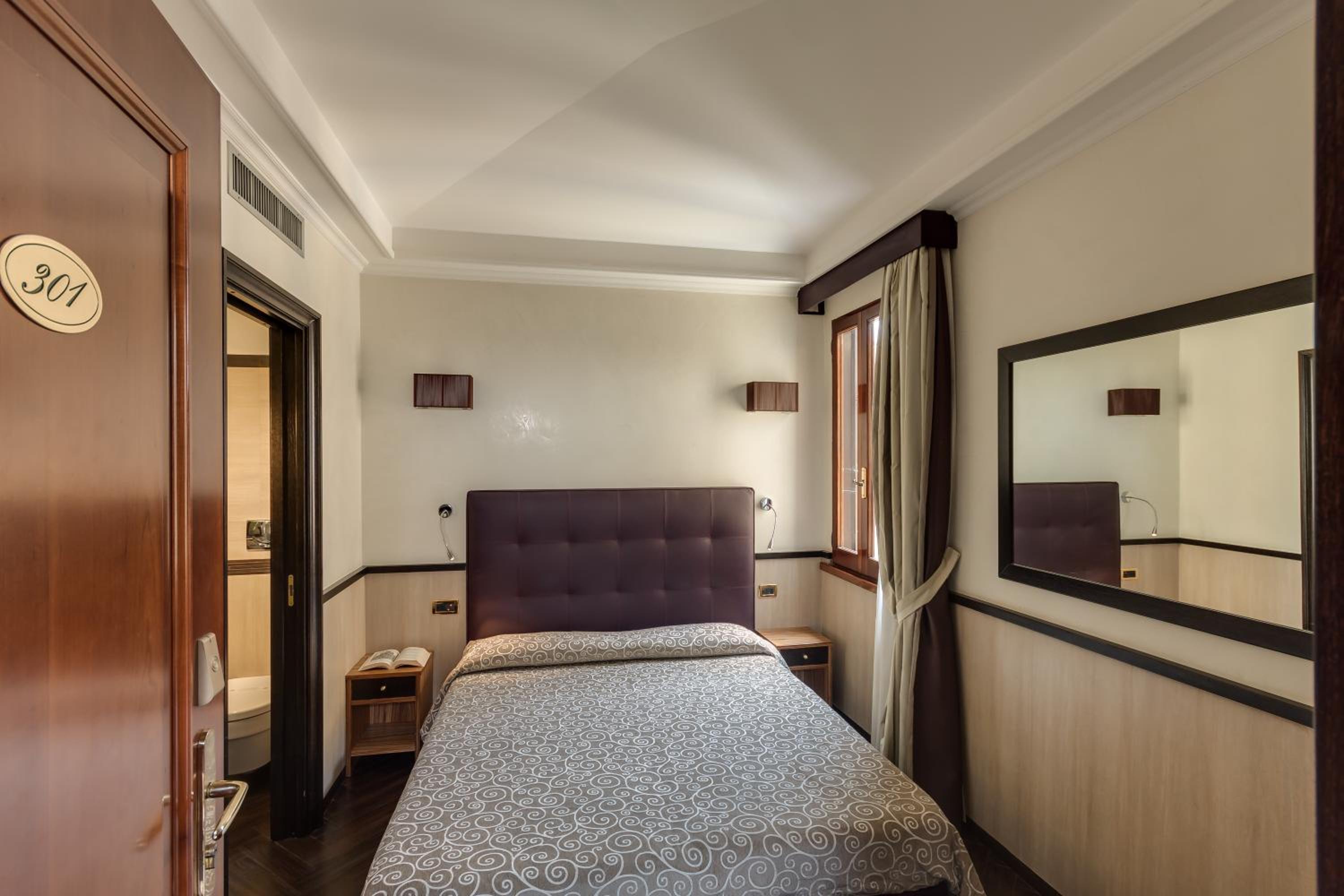 Double or Twin Room with Balcony photo 2