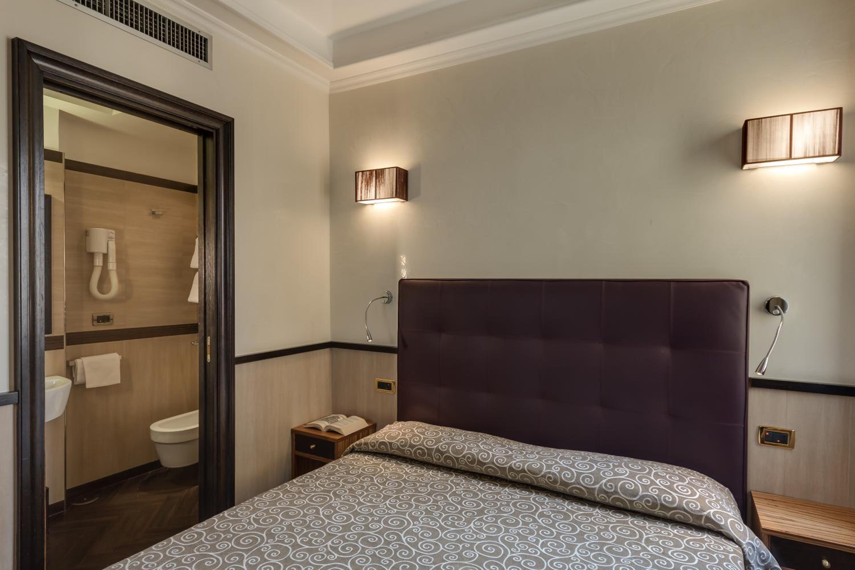 Double or Twin Room with Balcony photo 3