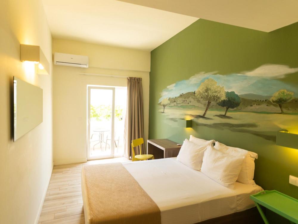 Deluxe Double Room with Balcony - Photo 8
