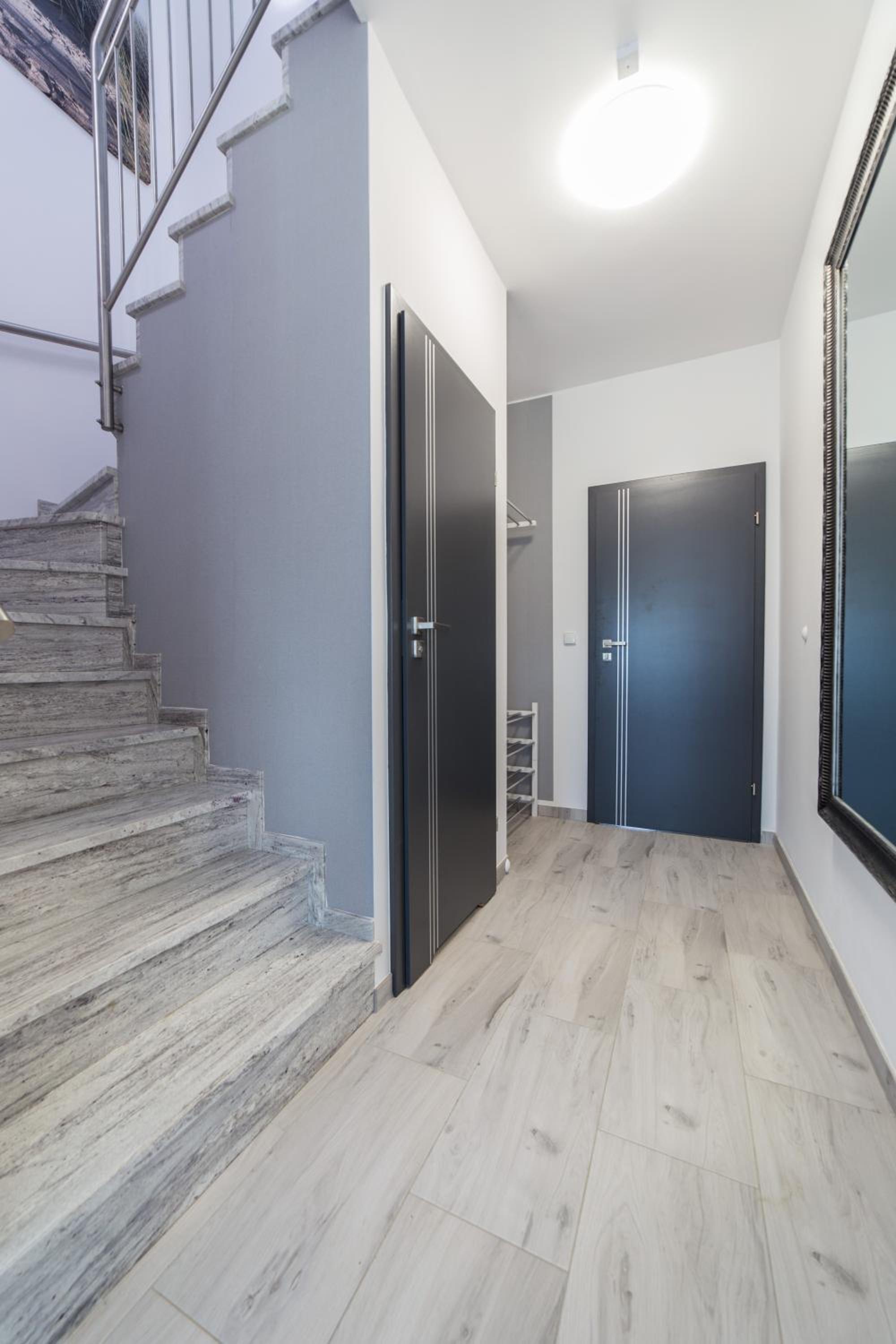 Five-Bedroom House - Photo 1