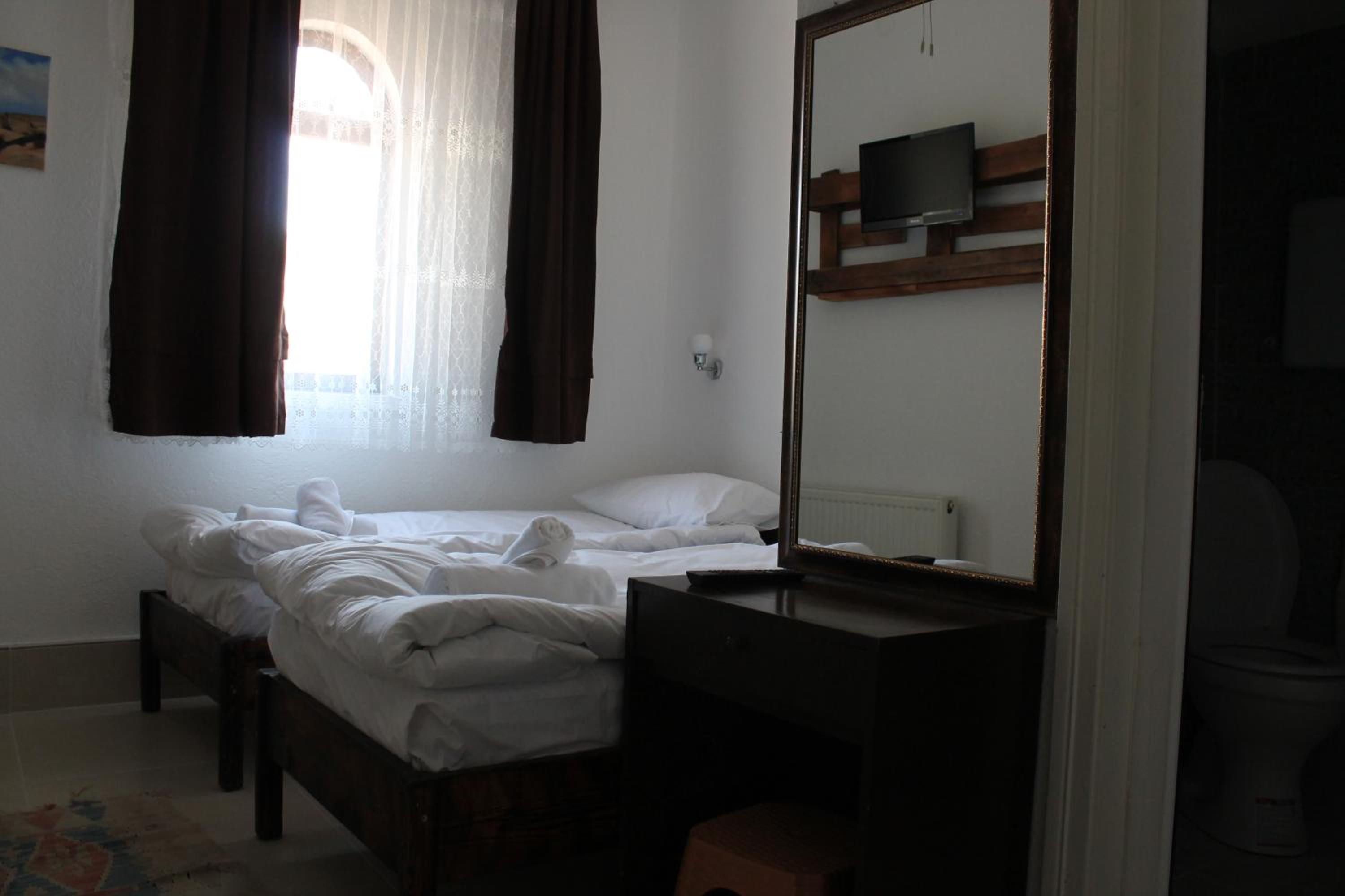 Economy Twin Room photo 3