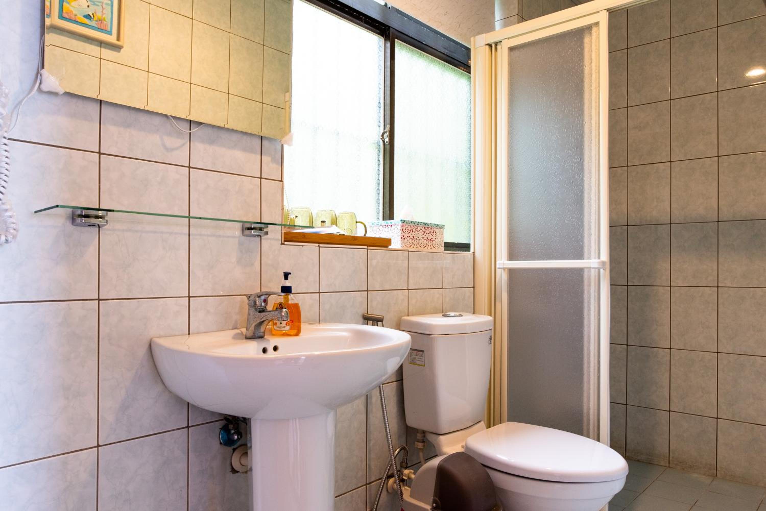 Quadruple Room with Private Bathroom - Photo 13