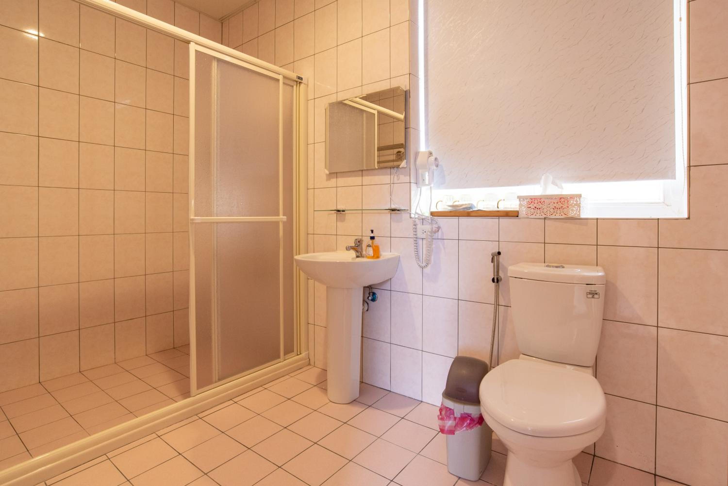 Quadruple Room with Private Bathroom - Photo 9