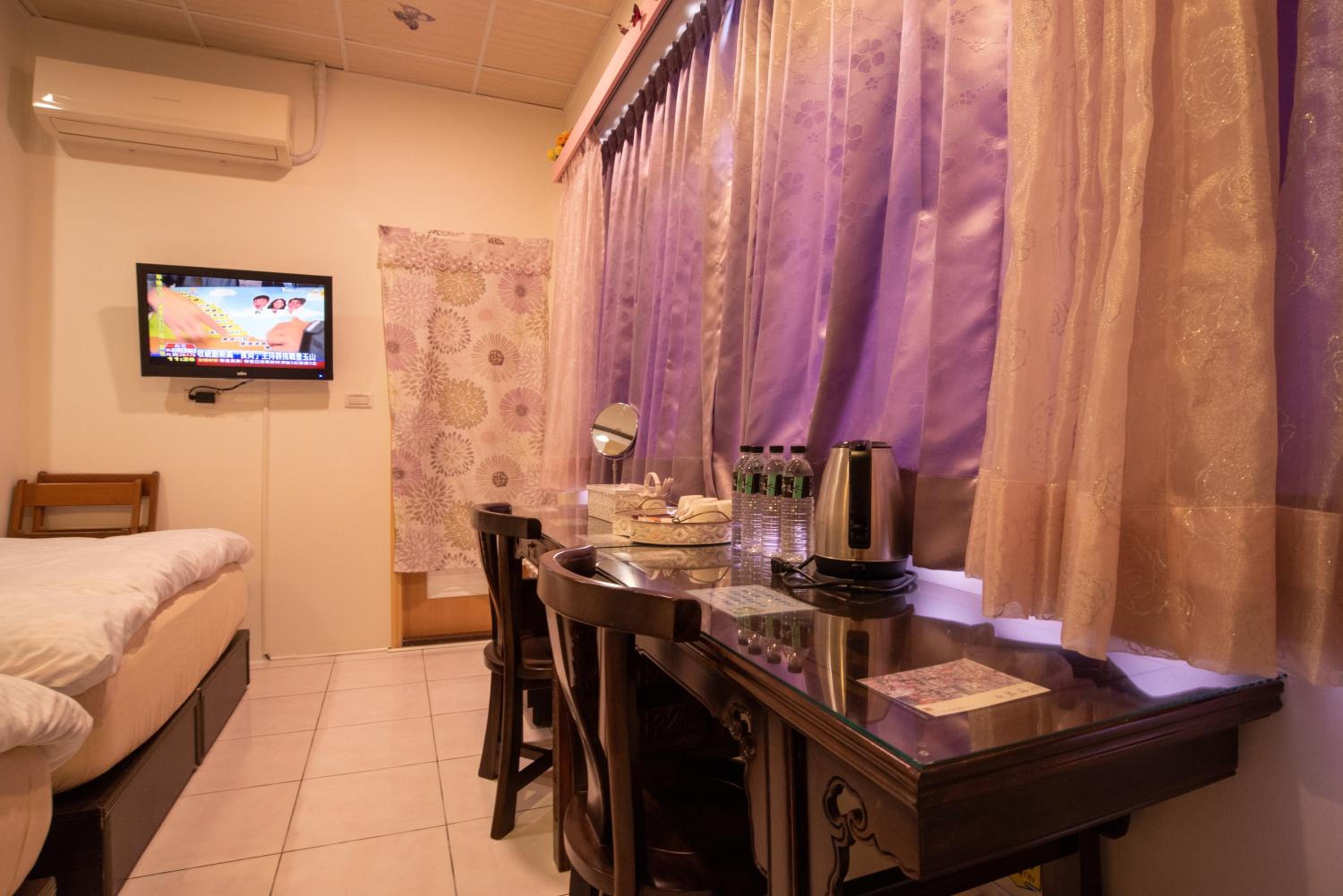 Quadruple Room with Private Bathroom - Photo 20