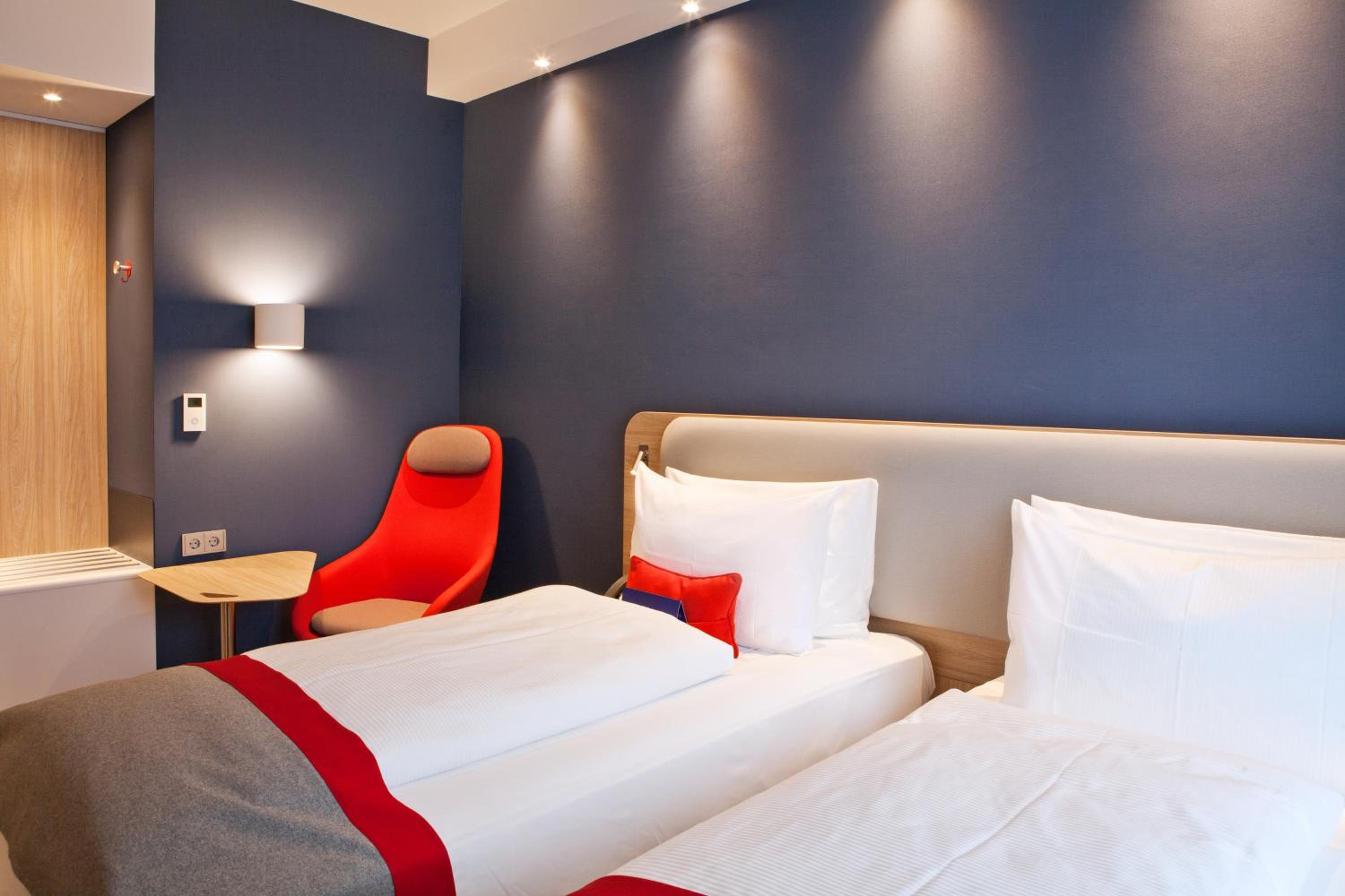 Standard Twin Room with Garden View photo 2
