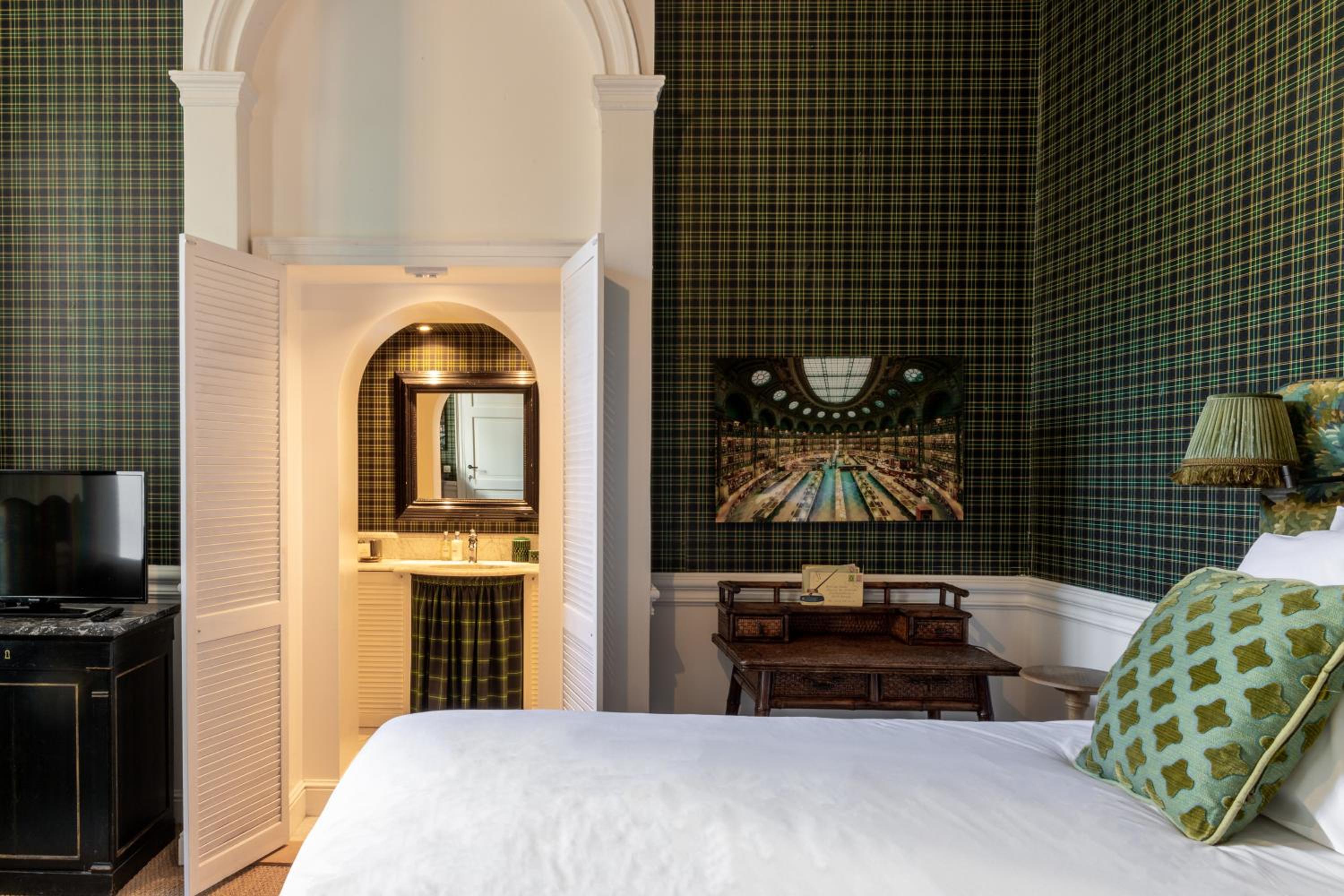 Deluxe King Room - Photo 3