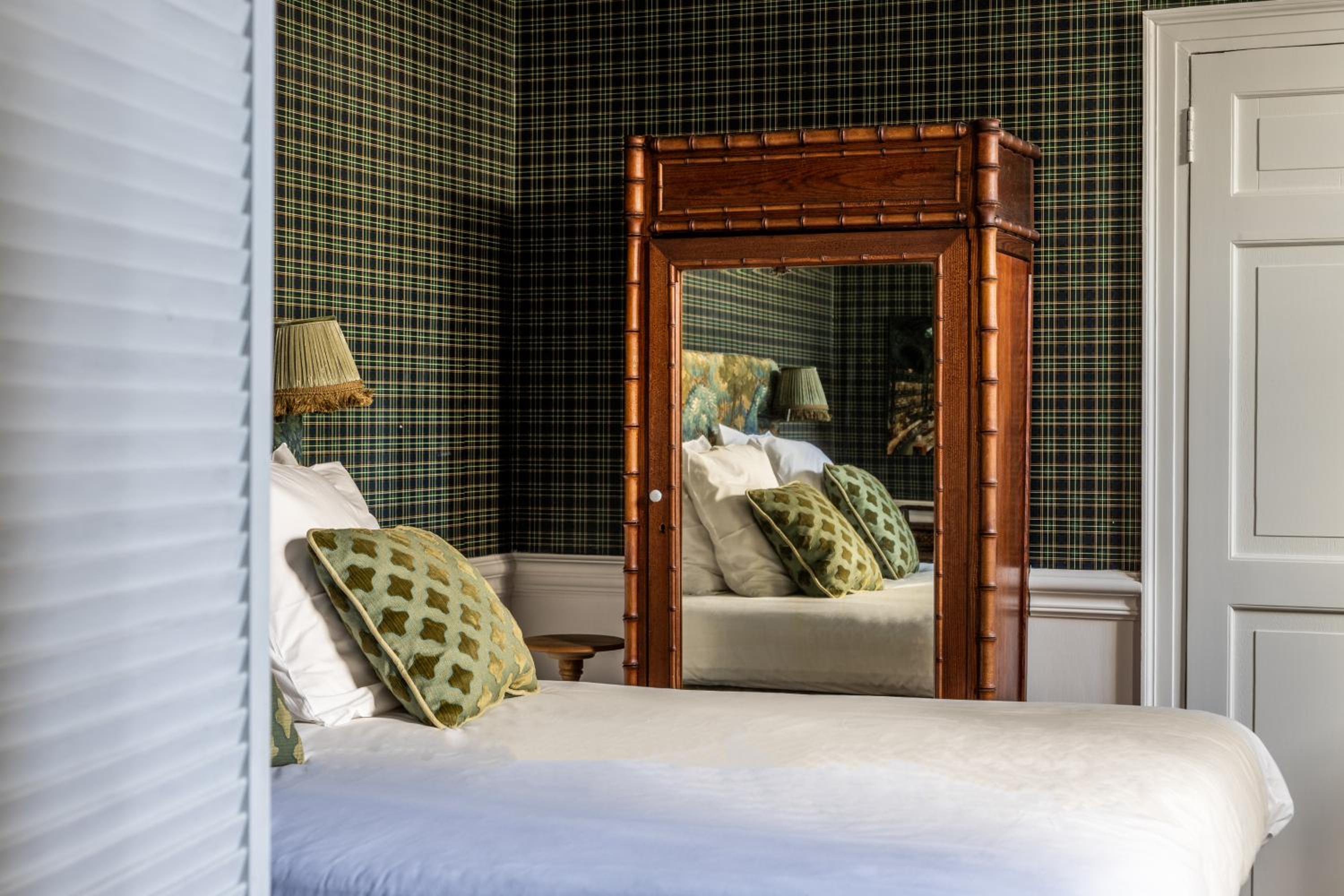 Deluxe King Room - Photo 1