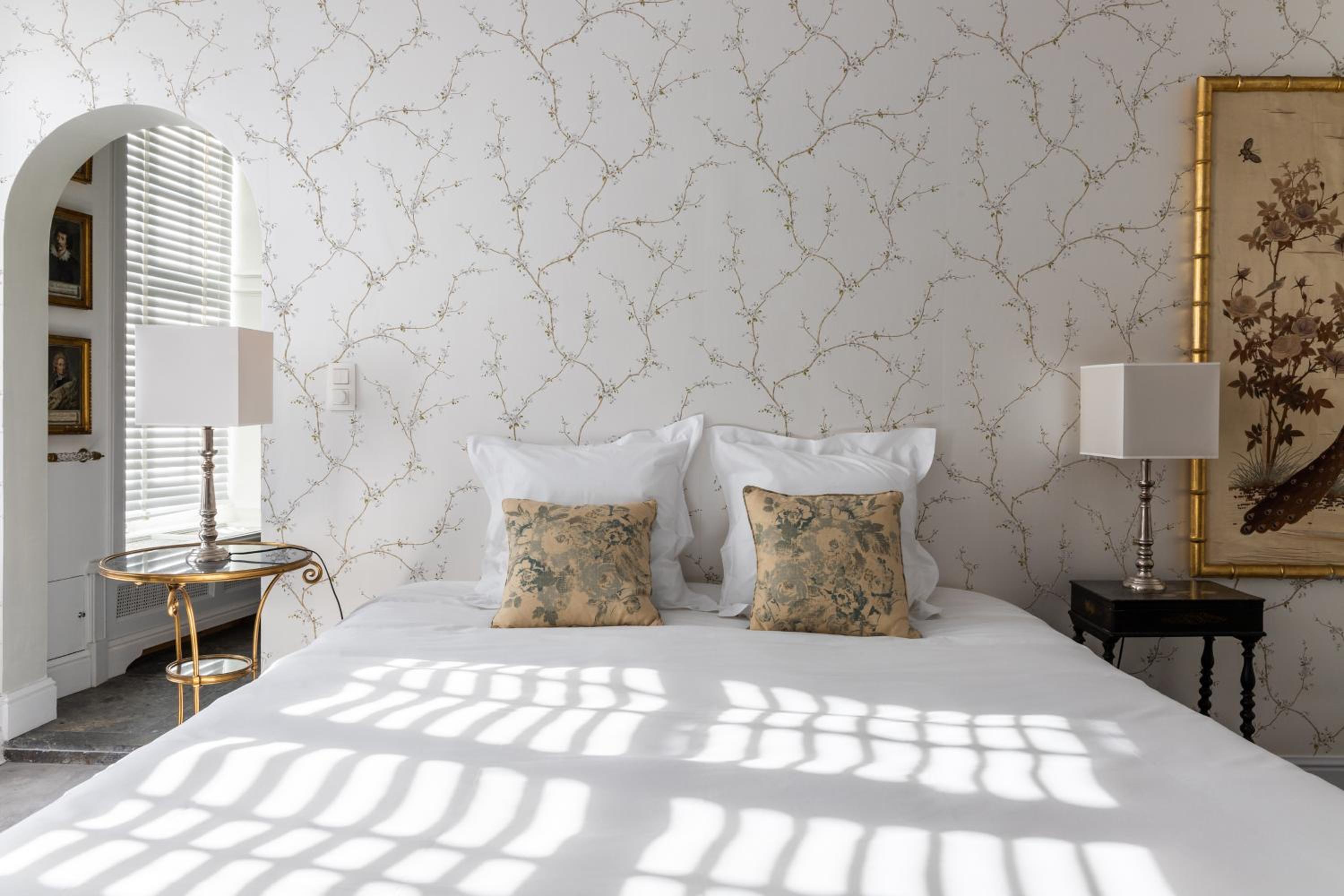Deluxe King Room - Photo 13