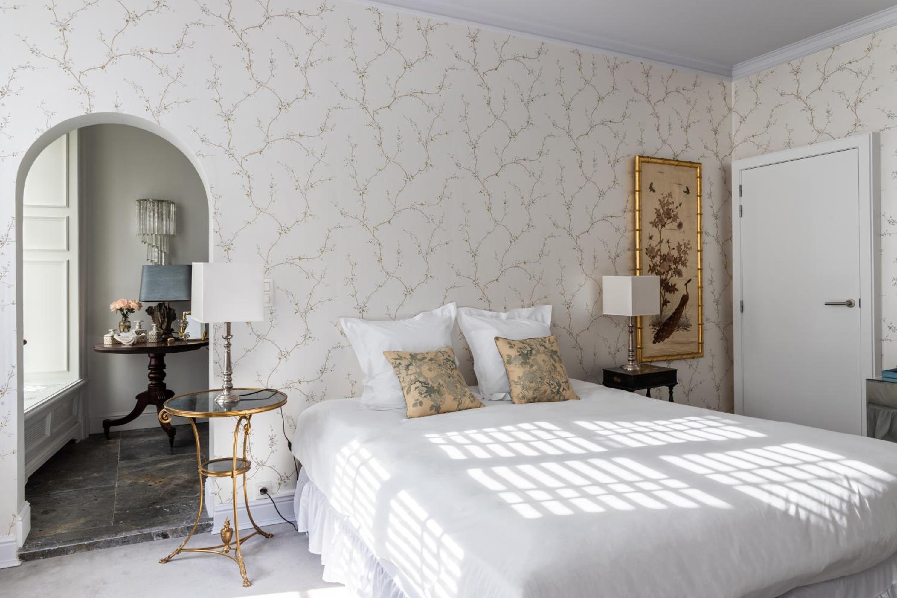 Deluxe King Room - Photo 14