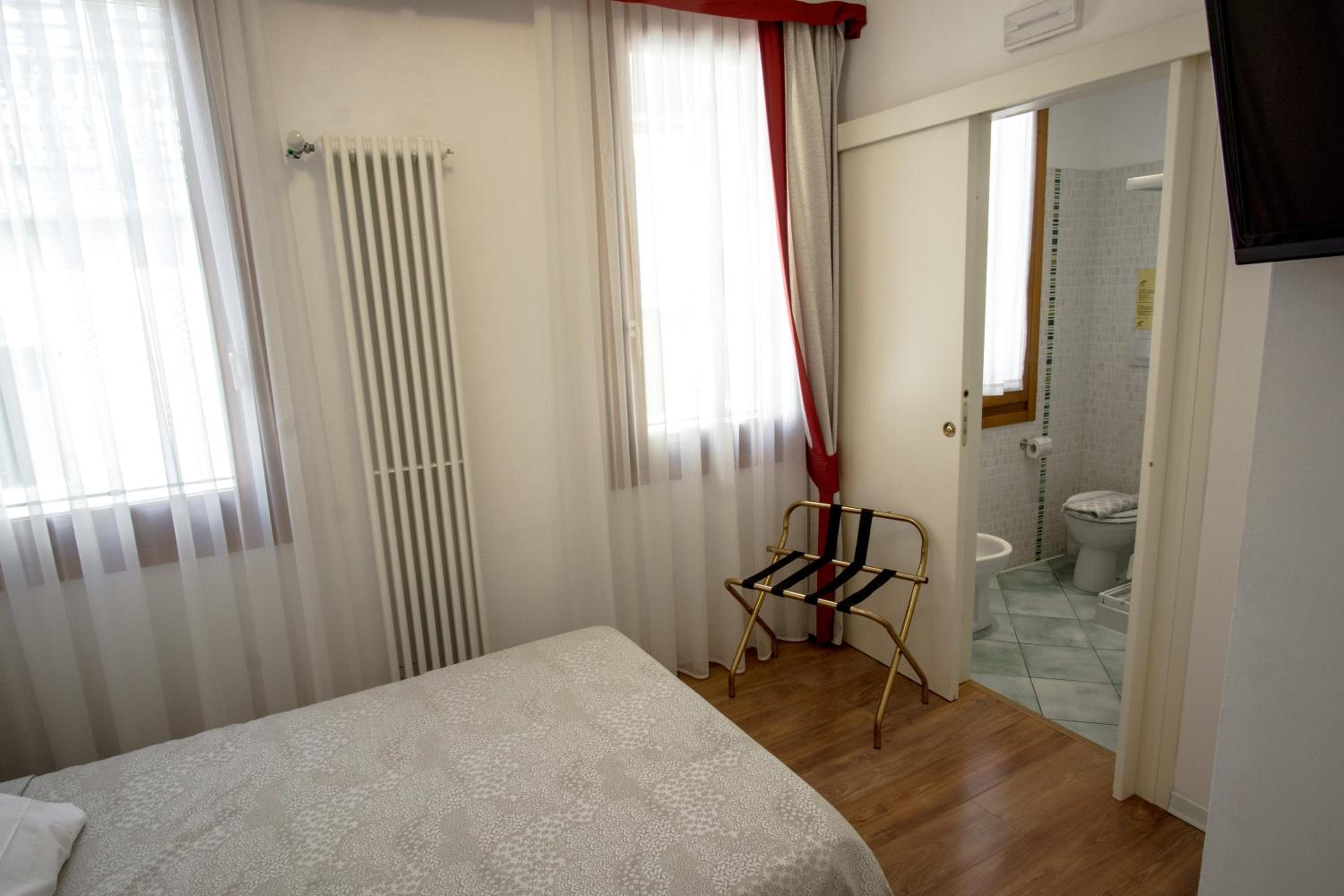 Single Room photo 3