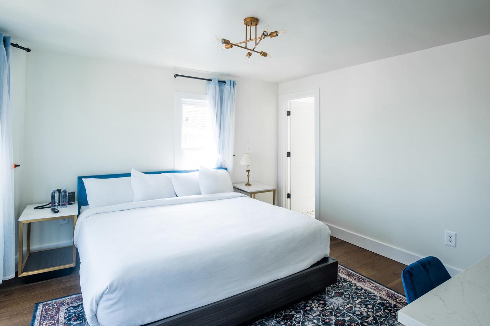Standard King Room photo 1