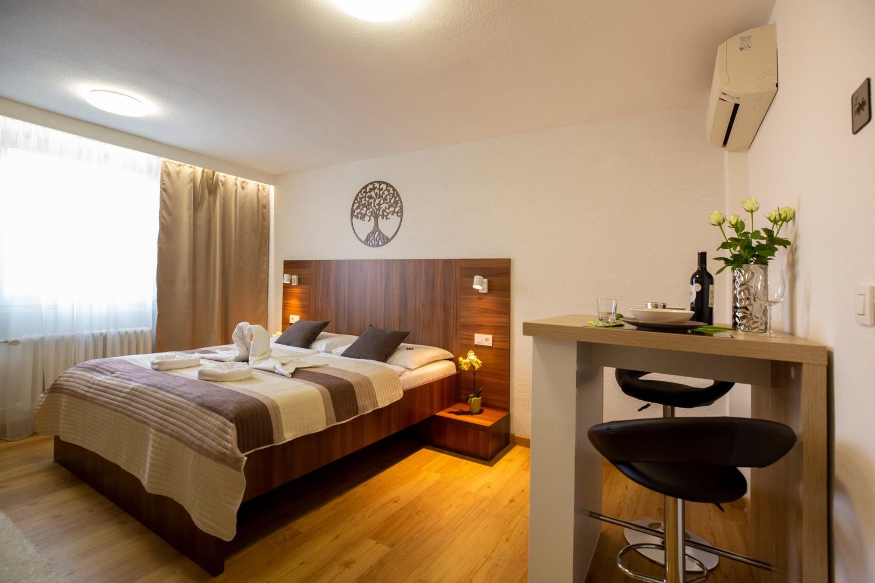 Double Room - Photo 8
