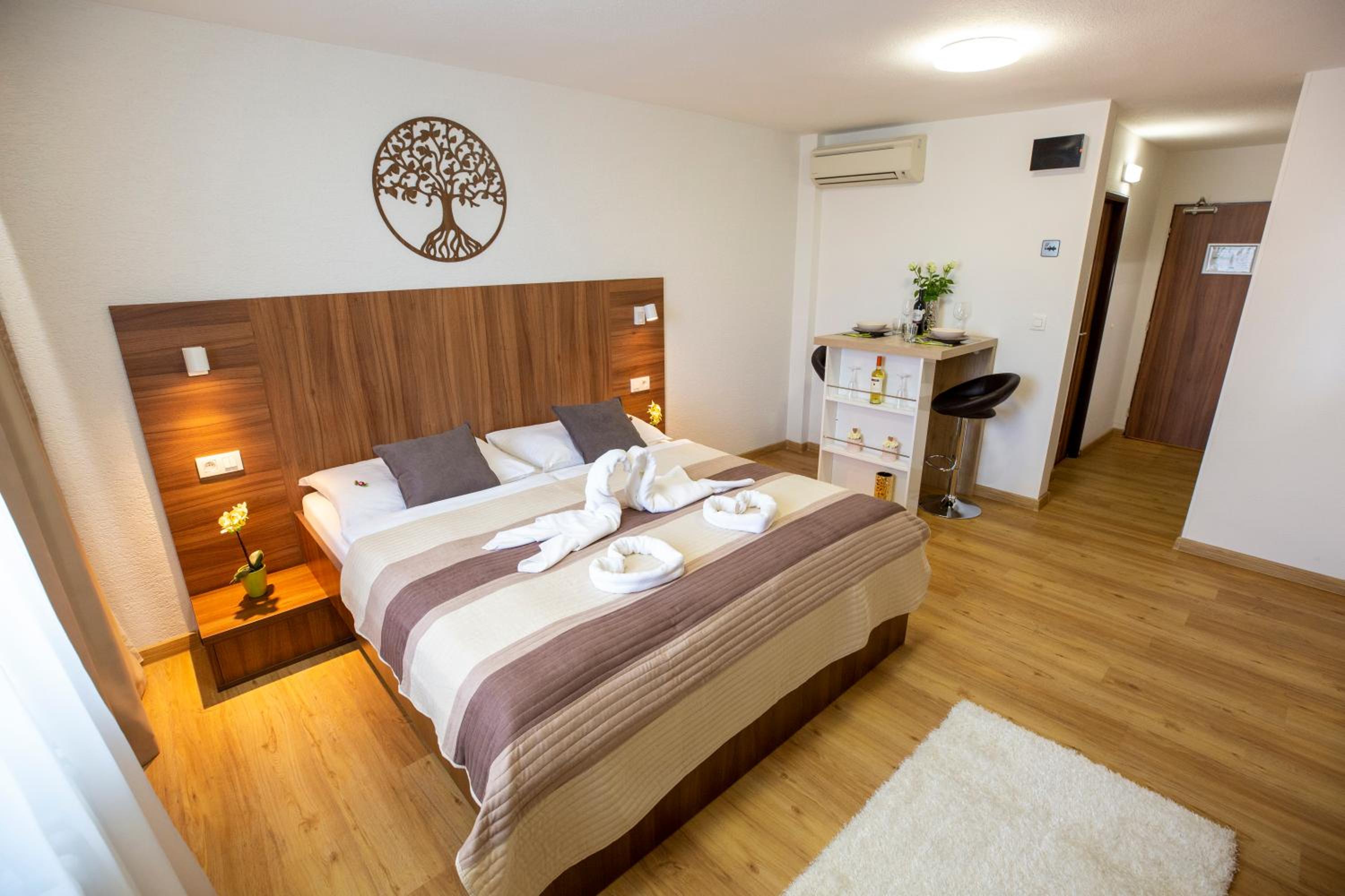 Double Room - Photo 7