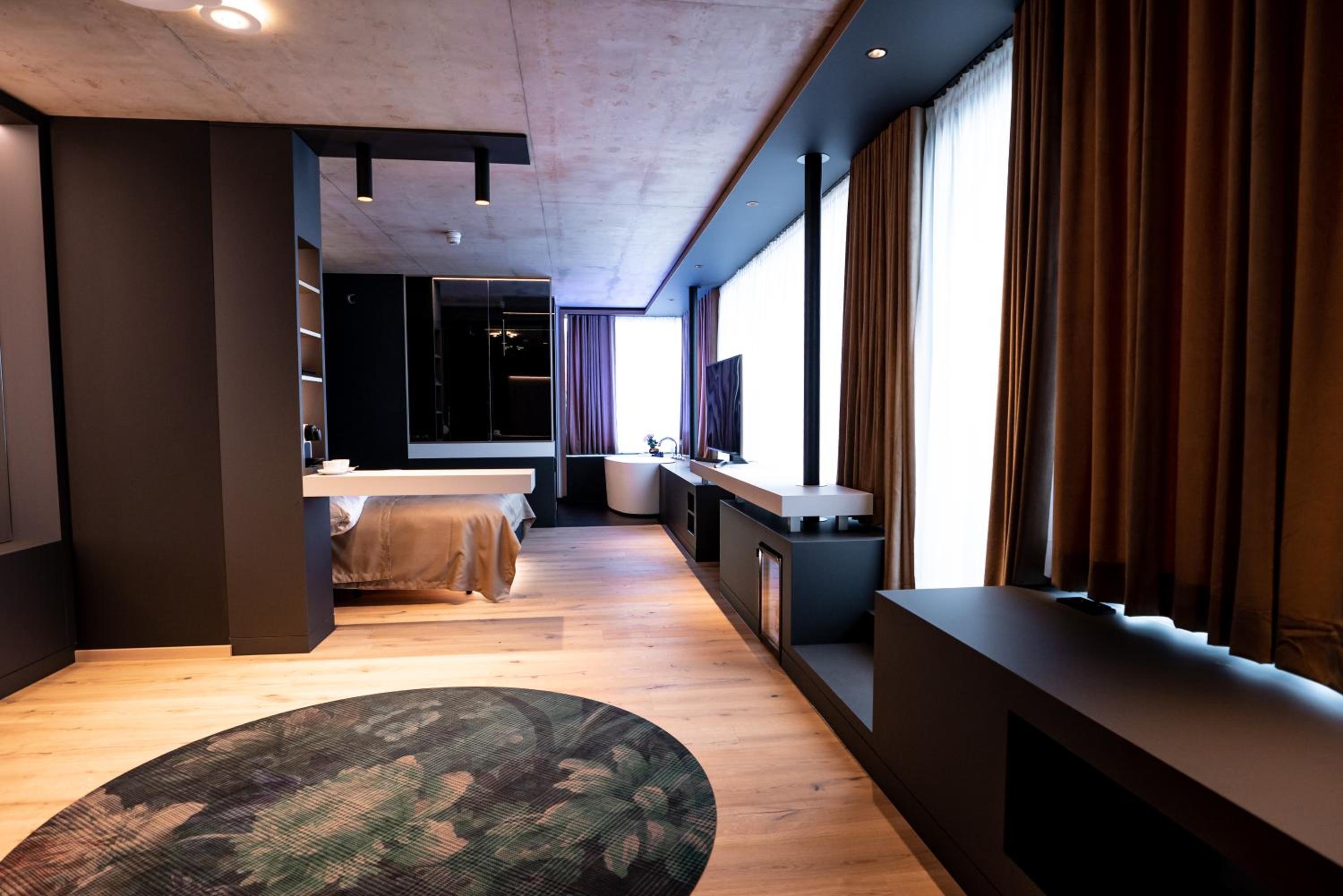 King Suite with Balcony - Photo 1
