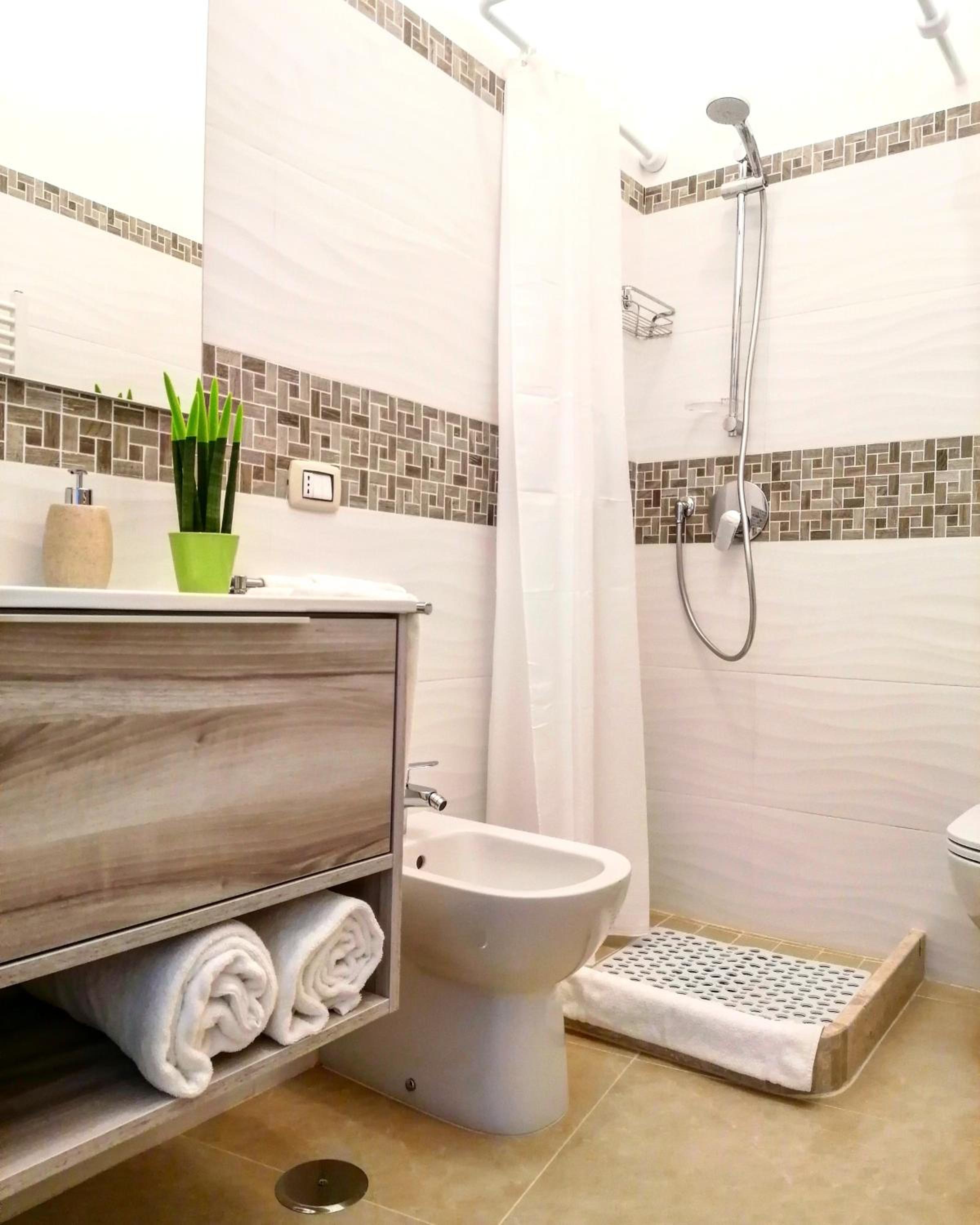 Double Room with Private Bathroom - Photo 2