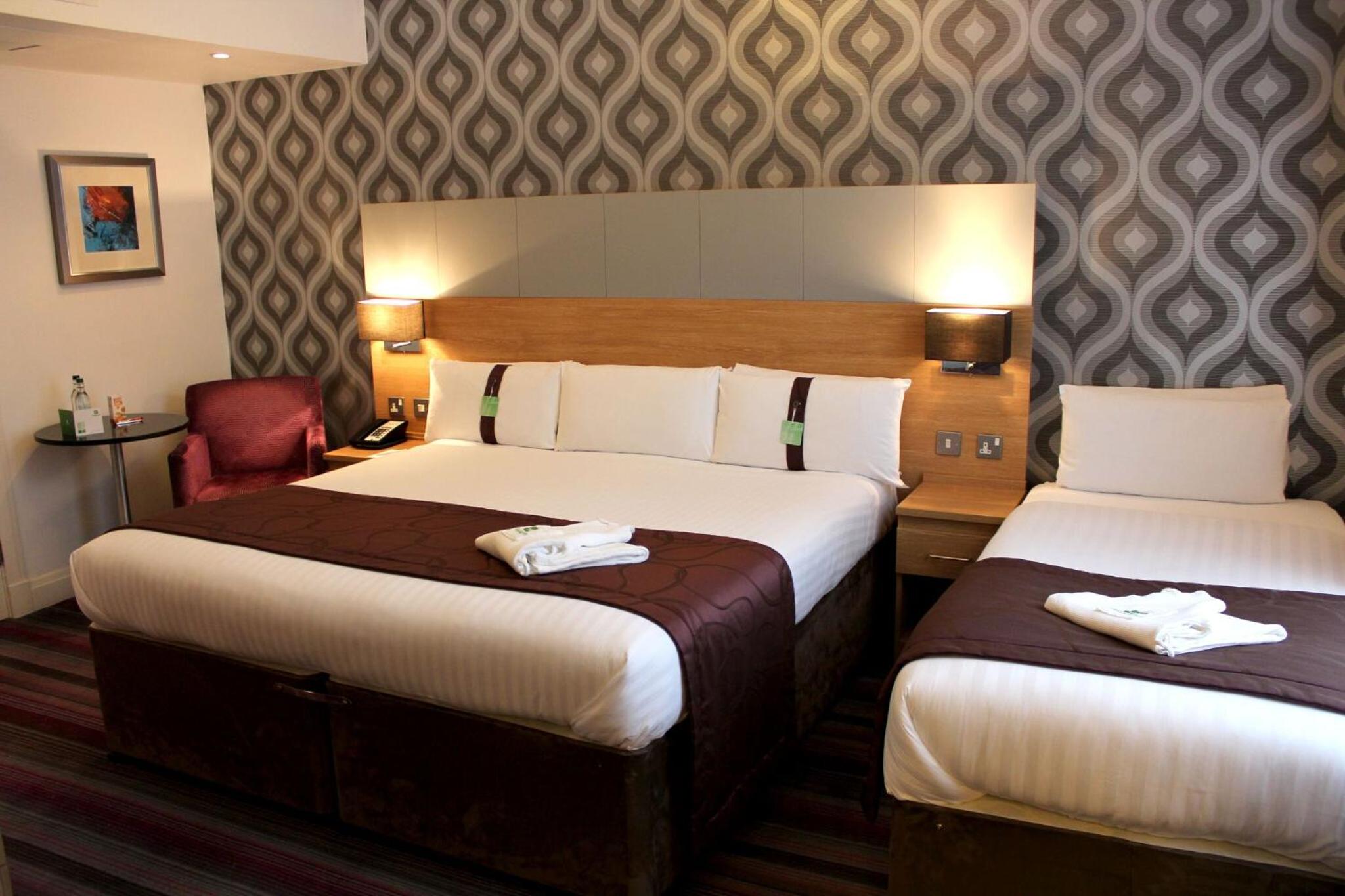 Standard King Room with Sofa Bed - Photo 1