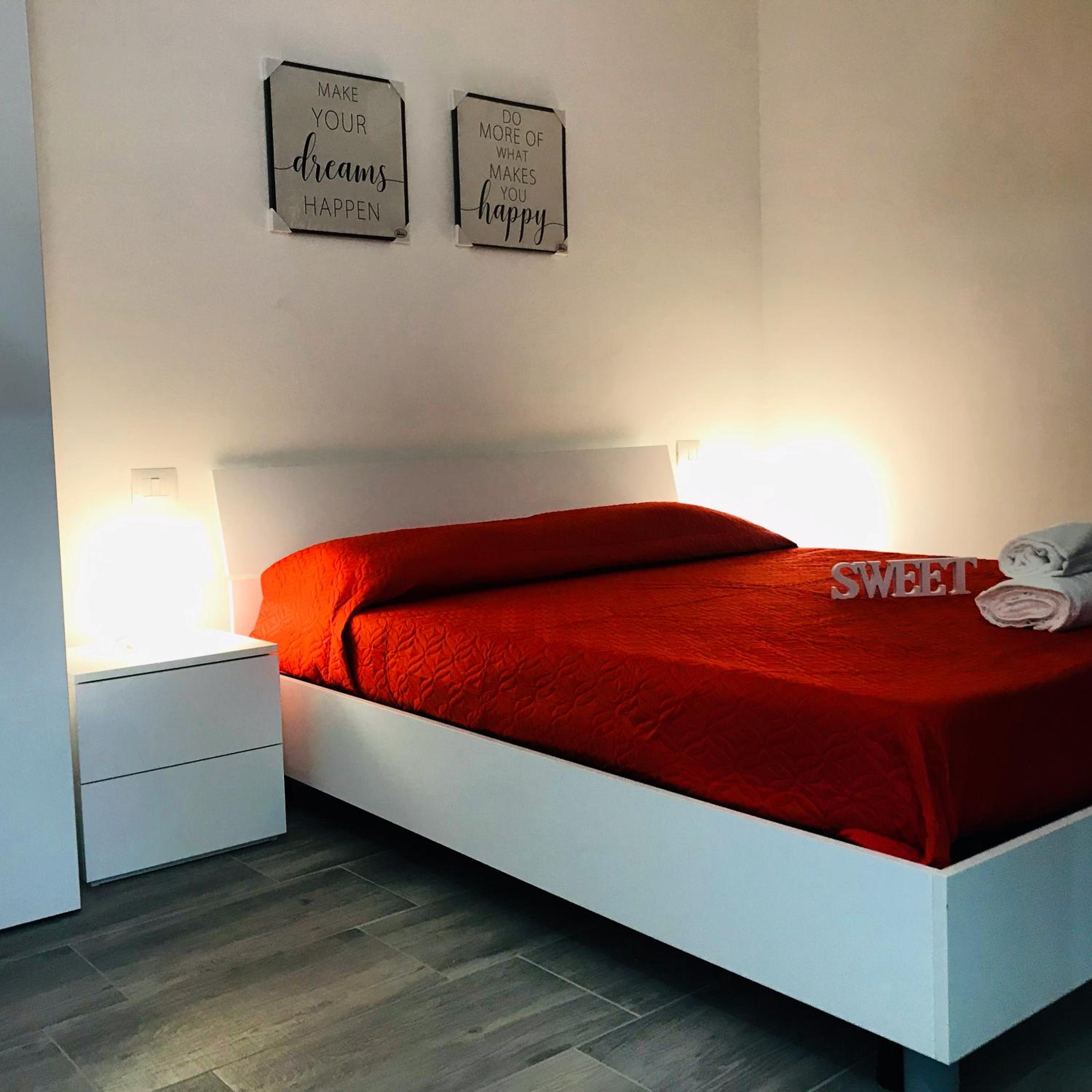 Deluxe King Room - Photo 9