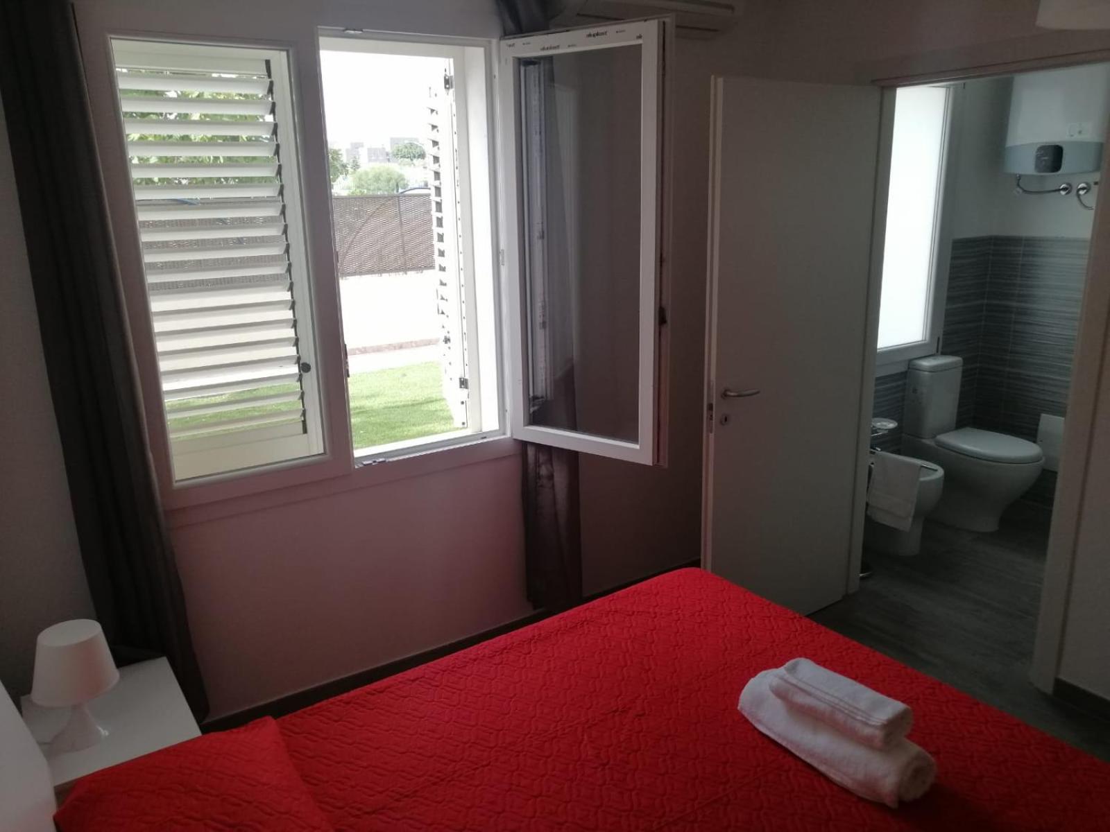Deluxe King Room - Photo 10