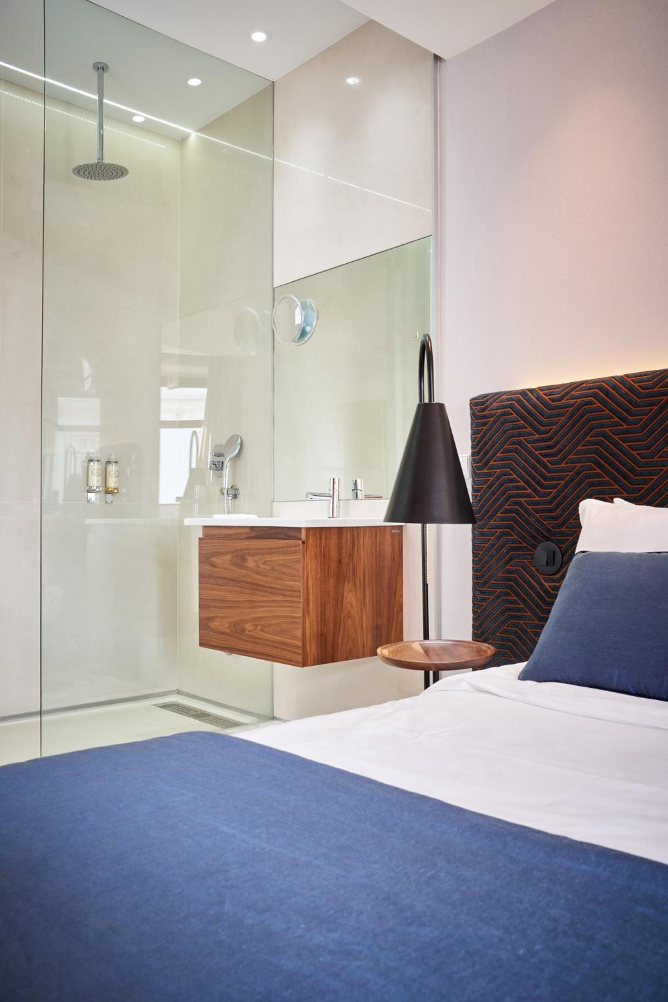 Double Room with Balcony - Photo 6