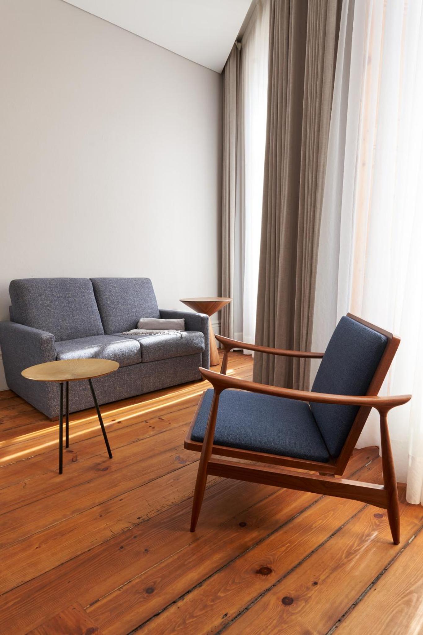 Double Room with Balcony - Photo 10