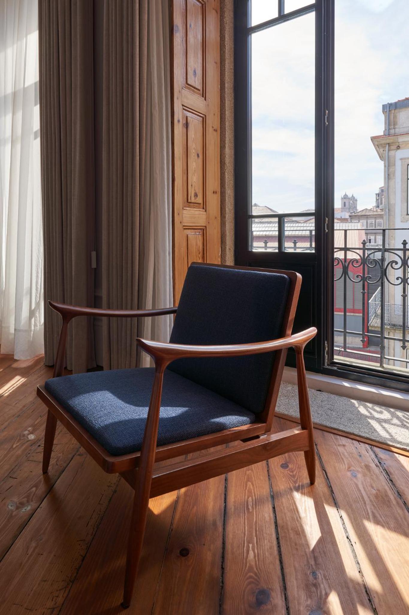 Double Room with Balcony - Photo 8