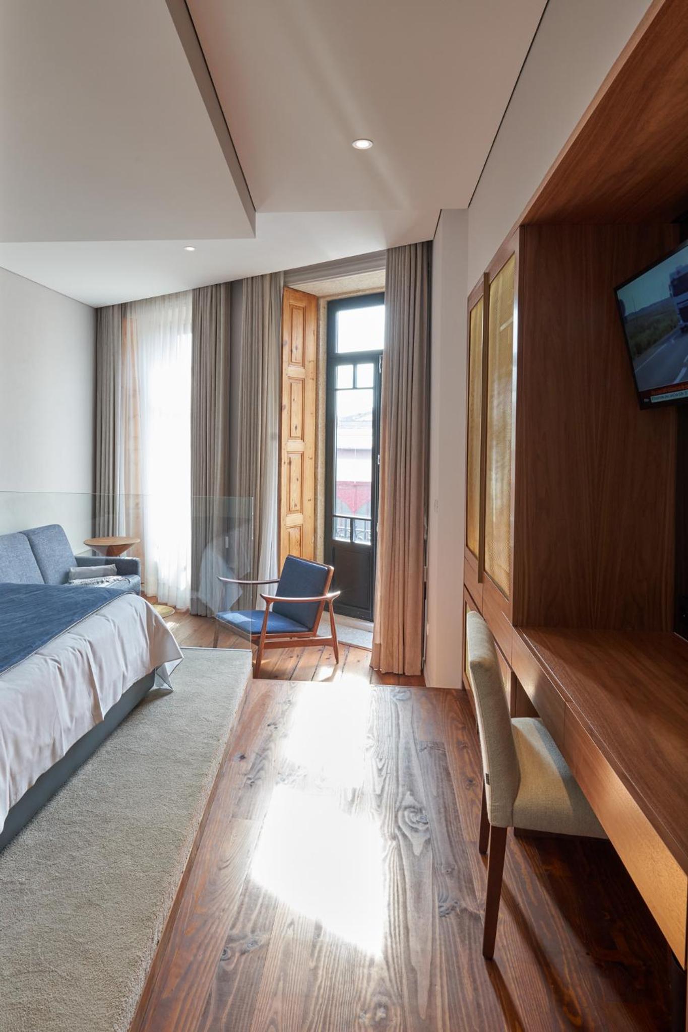 Double Room with Balcony - Photo 7