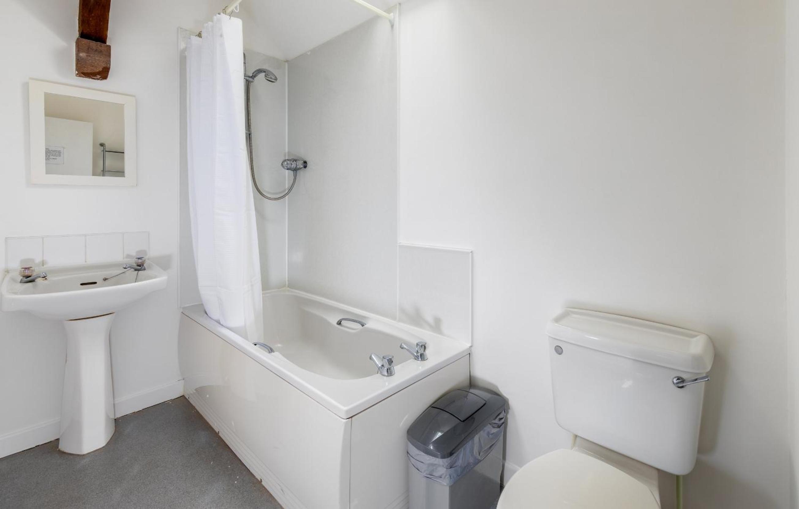 Family Room with Shared Bathroom photo 3